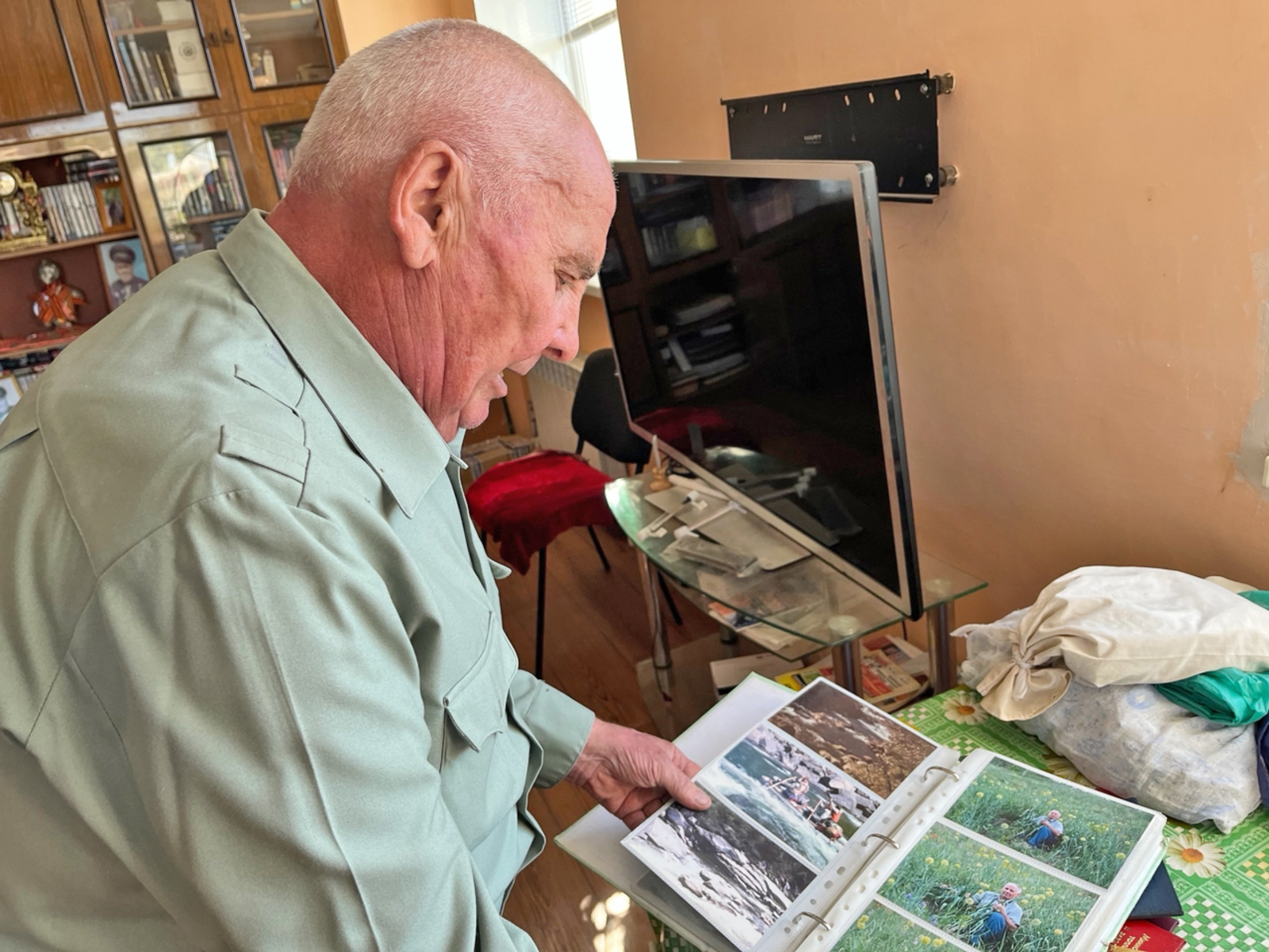 Владимир Литяйкин часами может показывать фотографии со своих турпоходов.