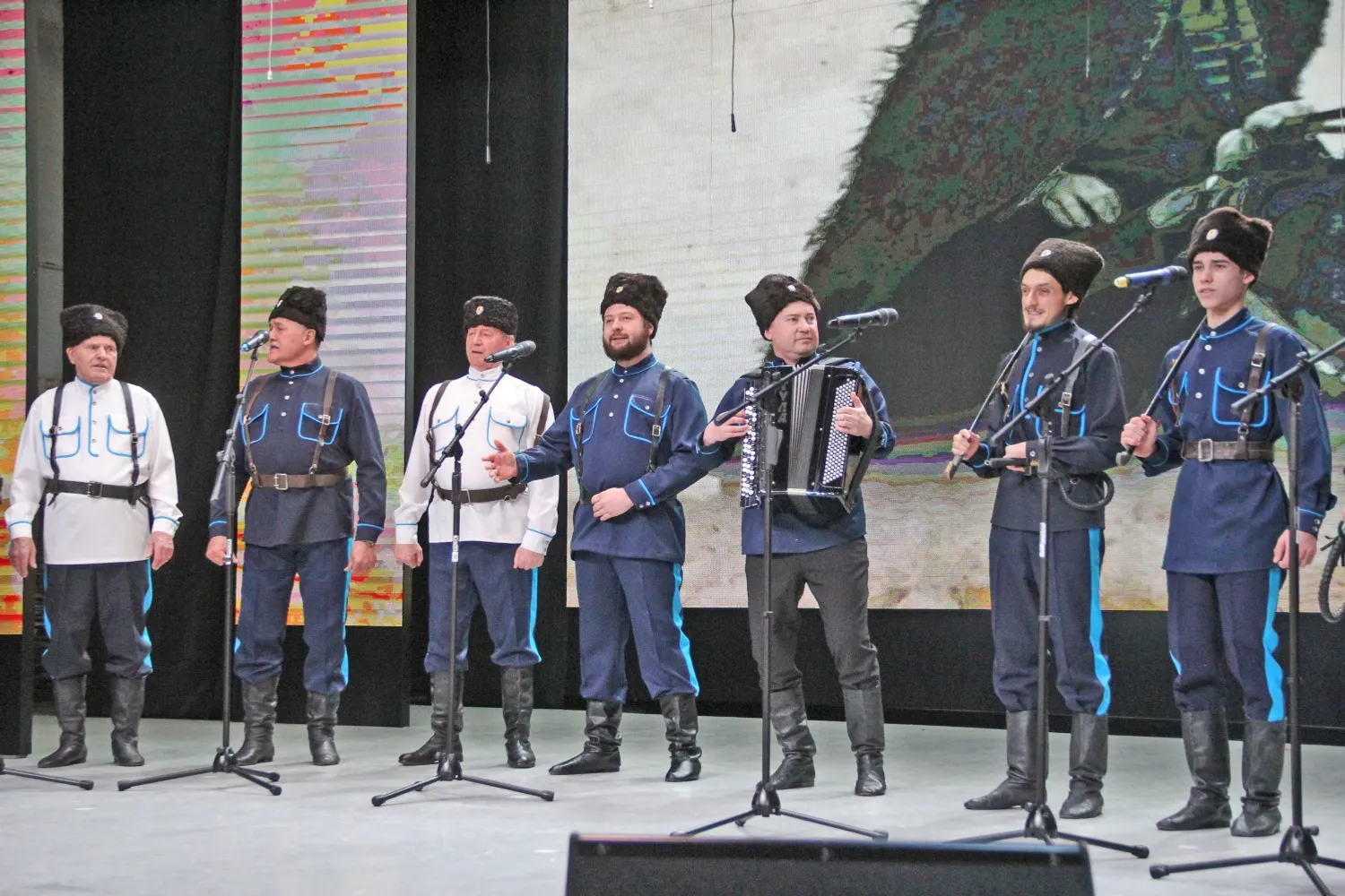 Мужских певческих коллективов в республике немного, отметила аттестационная комиссия и посоветовала поддерживать и развивать наш народный казачий ансамбль «Воля».