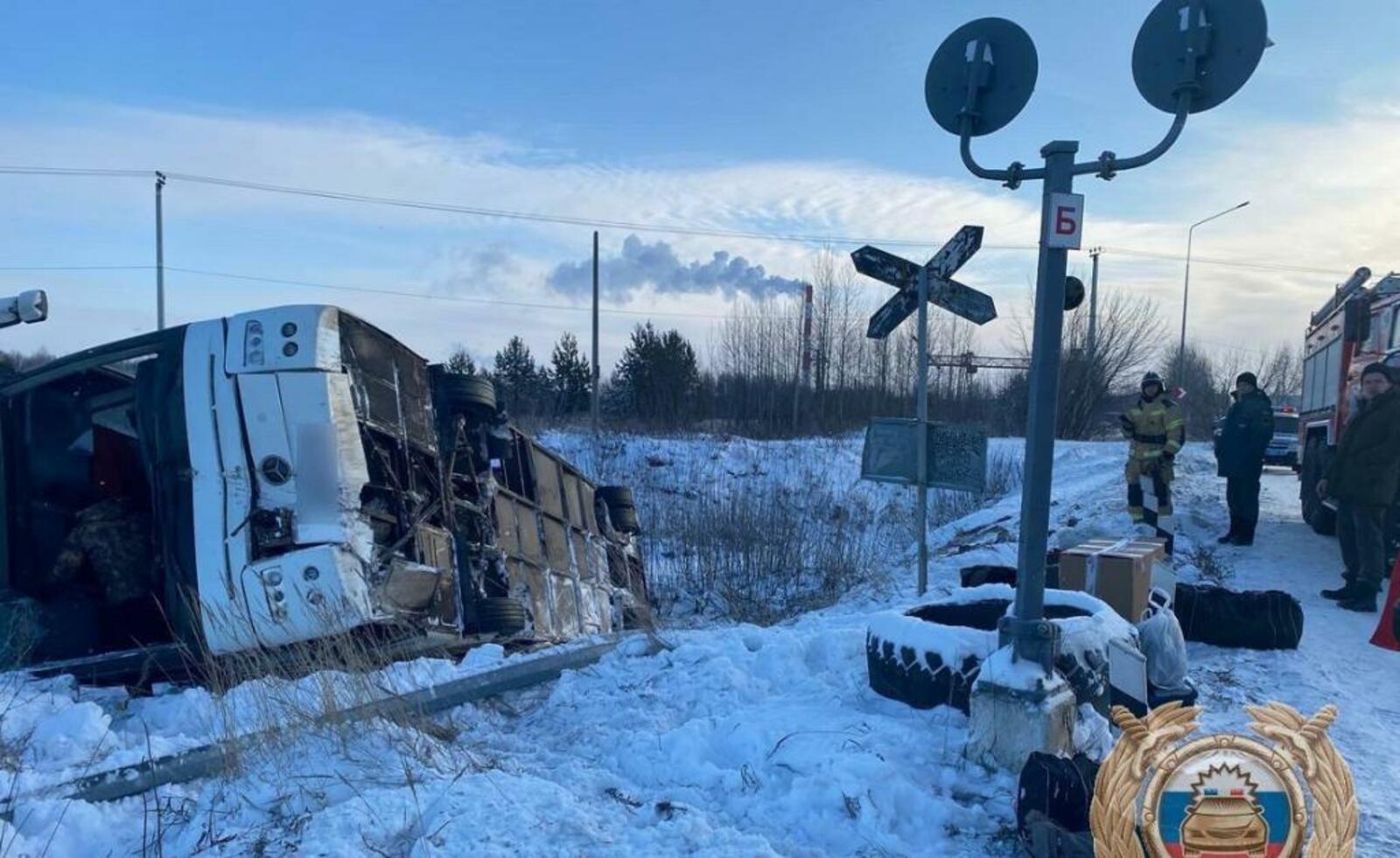 Автобус с вахтовиками опрокинулся в Башкирии на жд переезде