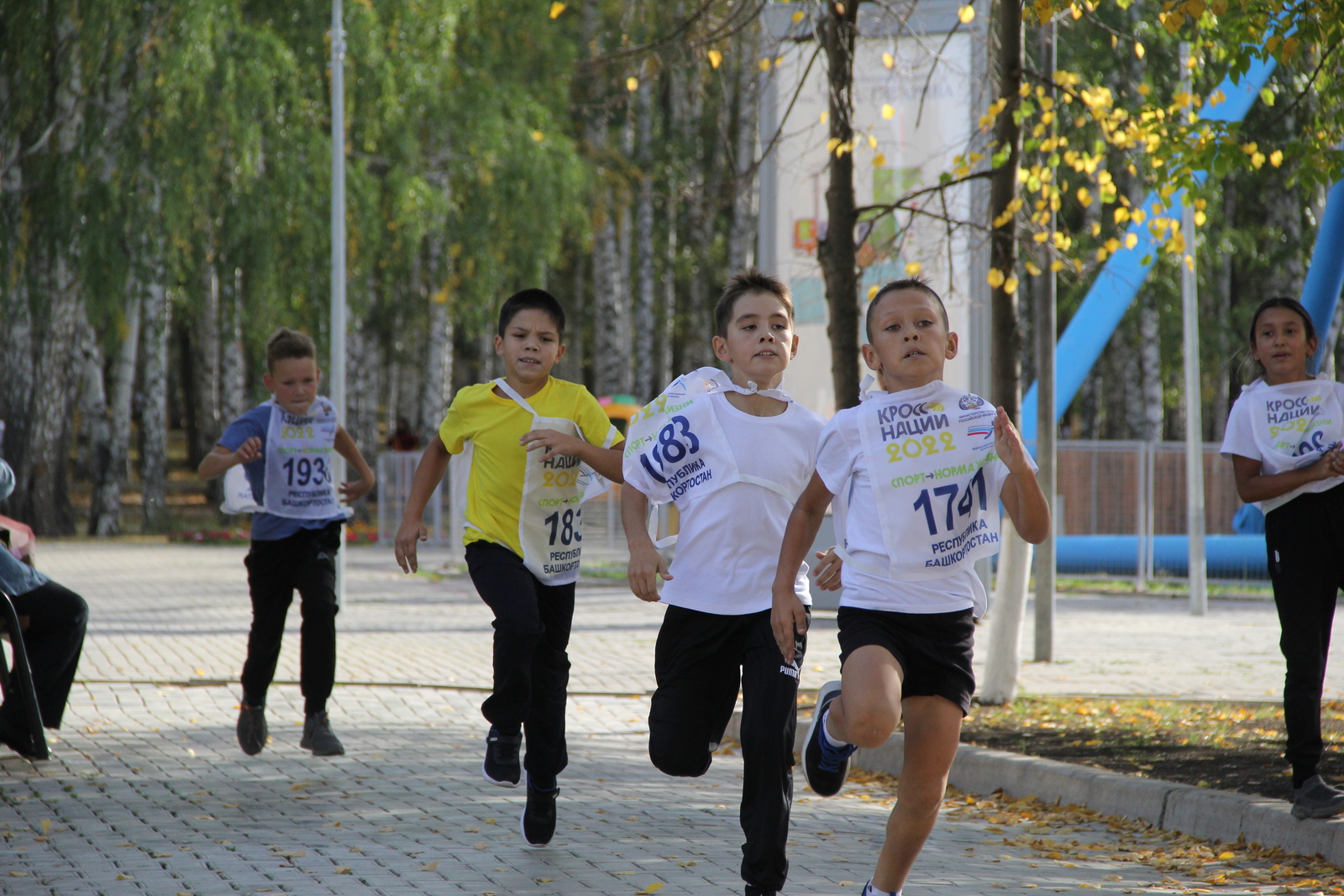 Финишируют самые быстроногие мальчишки из возрастной категории до 10 лет.