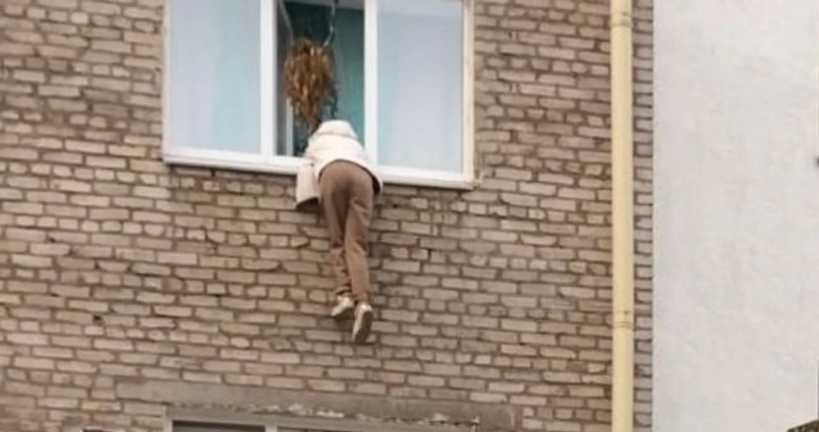 Уфимка застряла на карнизе, пытаясь выйти из квартиры через окно