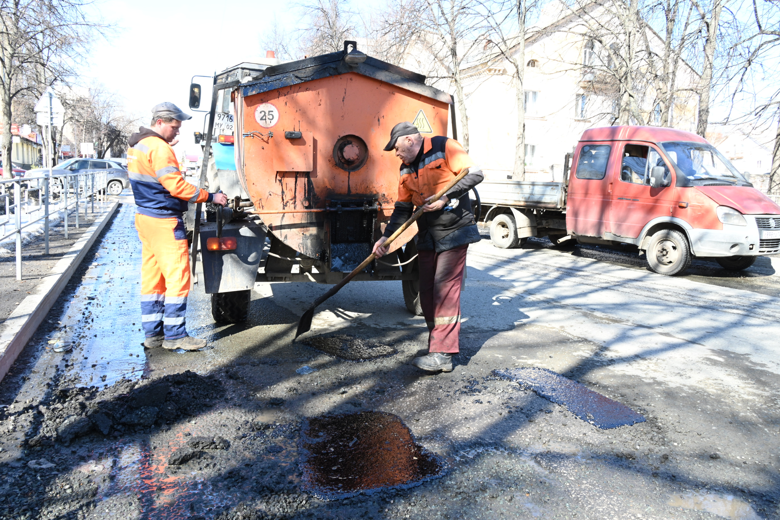 Хабиров дал муниципалитетам неделю на весеннюю уборку городов и сёл