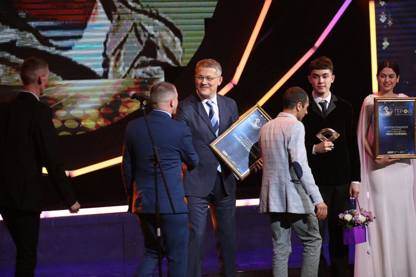 Радий Хабиров поздравил победителей Всероссийской телевизионной премии «Герой нашего времени»