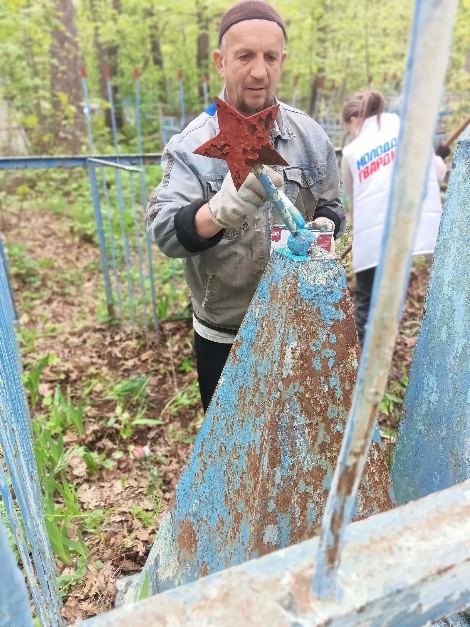 В Кумертау волонтёры благоустроили захоронения участников ВОВ