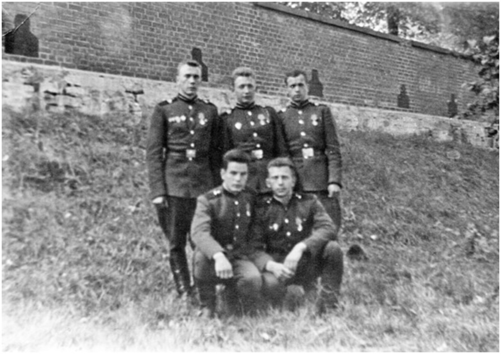 Сразу после вручения медалей. Я стою слева. Фотография сделана на фоне стены, огораживающей весь военный городок.