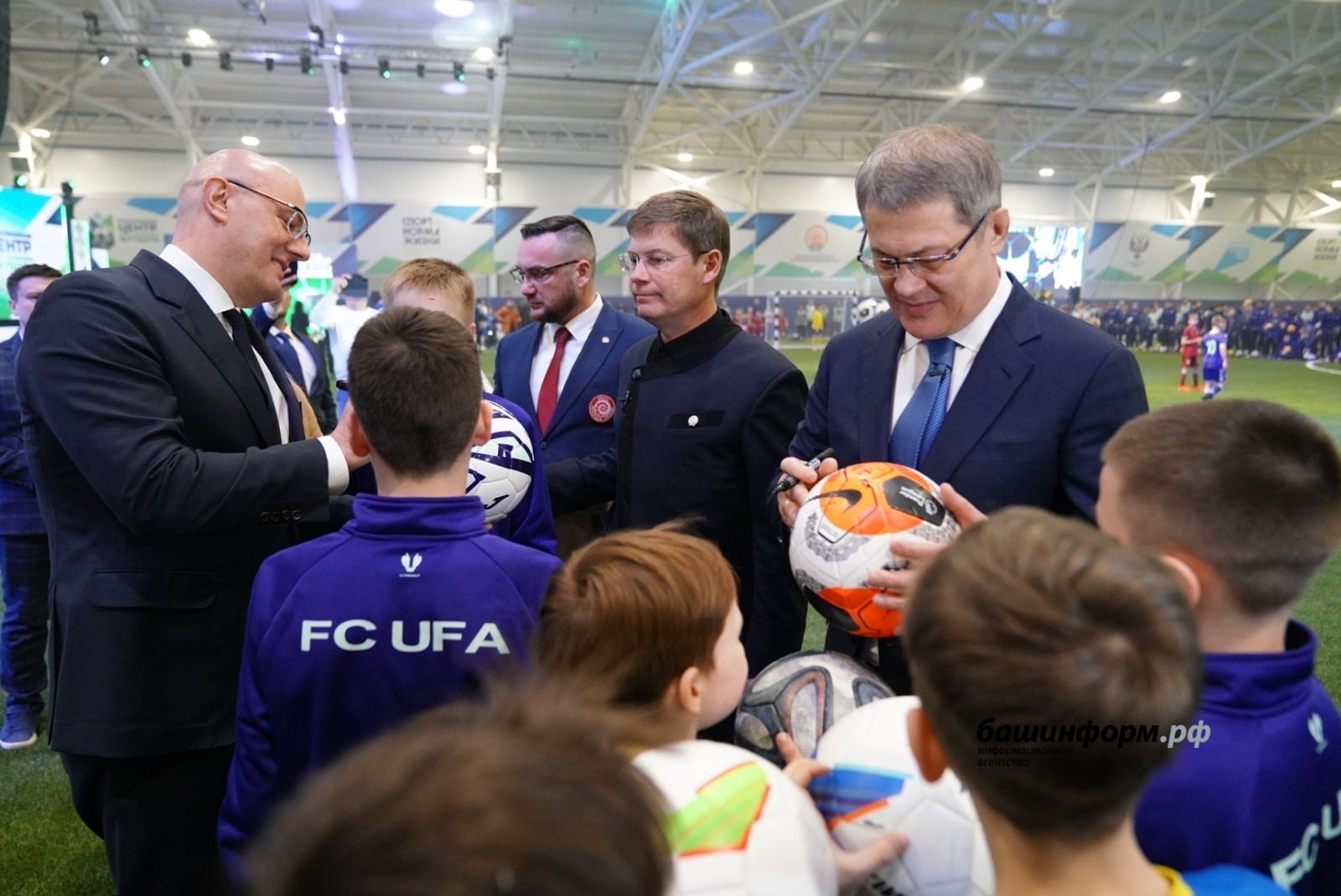 Дмитрий Чернышенко и Радий Хабиров открыли новый футбольный манеж в Уфе