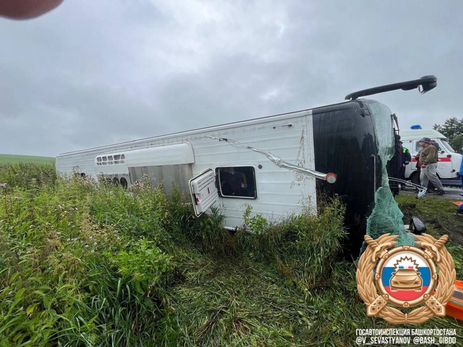 В Башкирии автобус с пассажирами опрокинулся в кювет