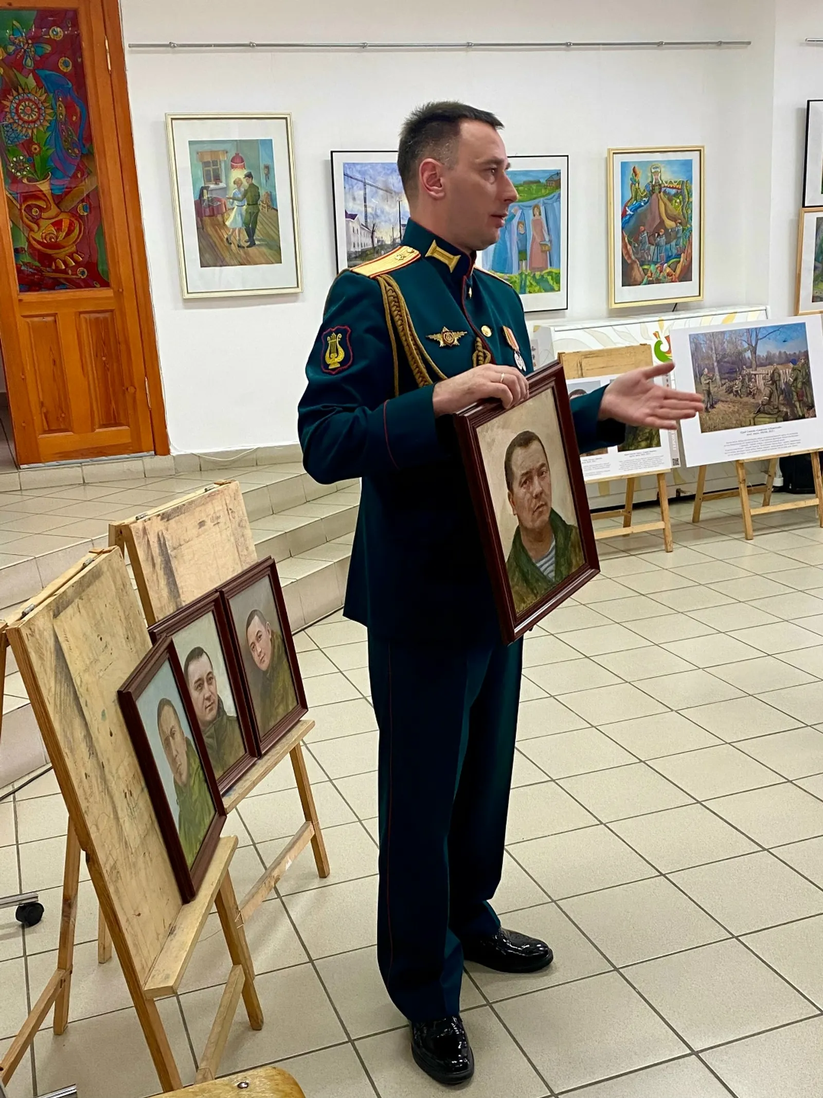 Художник, известный своими портретами бойцов СВО, прибыл в Кумертау