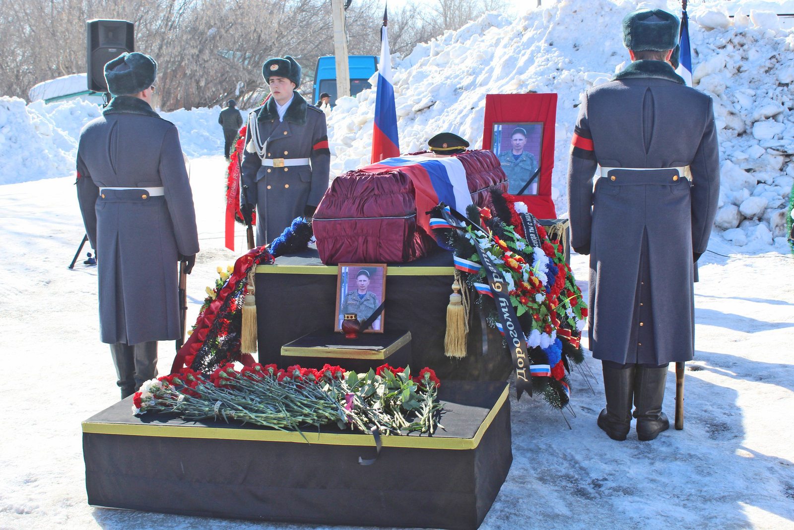 В селе Маячный проводили в последний путь земляка. Сержант контрактной службы Андрей Попов был похоронен с почестями