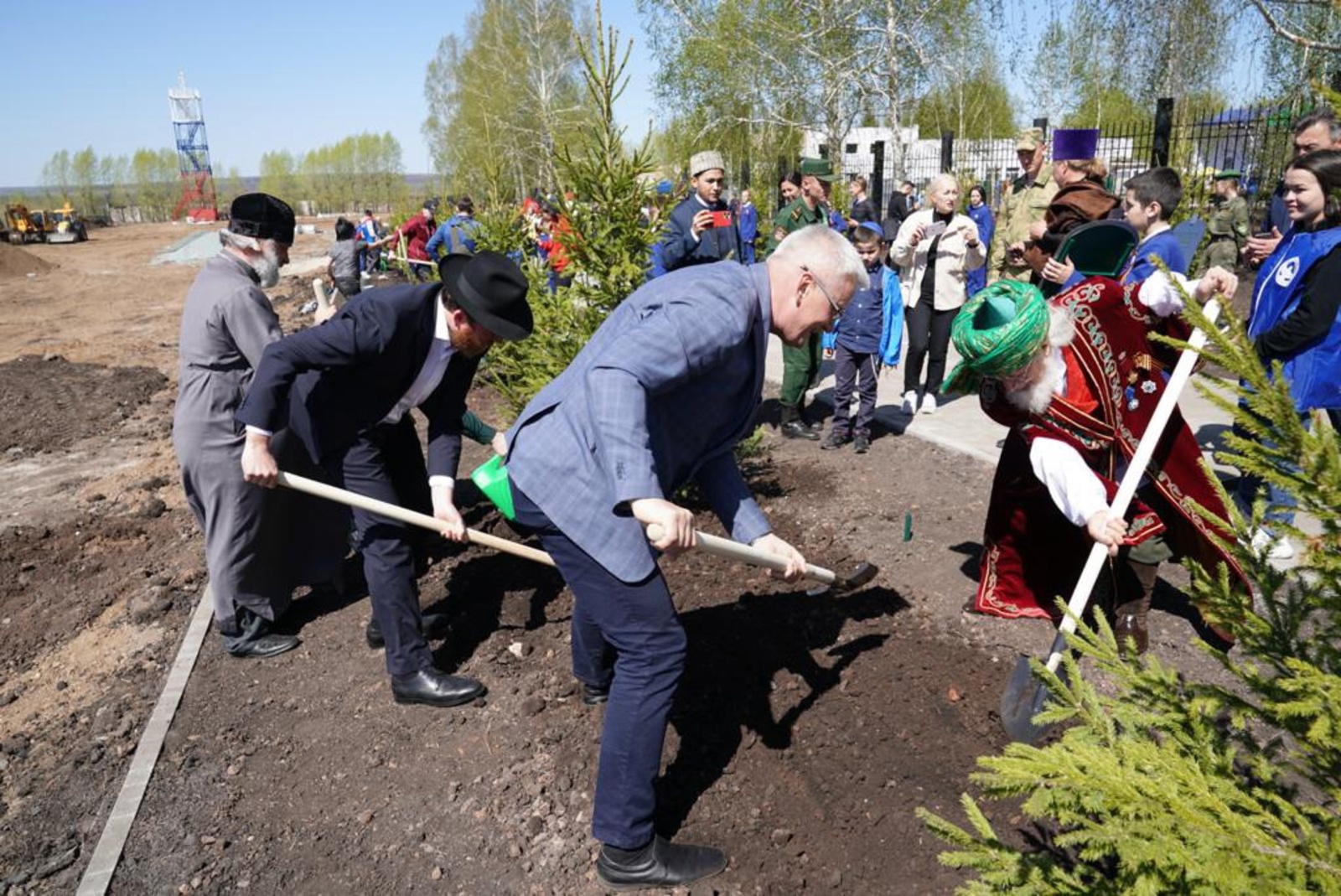 Радий Хабиров принял участие в акции «Сад памяти» в строящемся в Башкирии парке «Патриот»