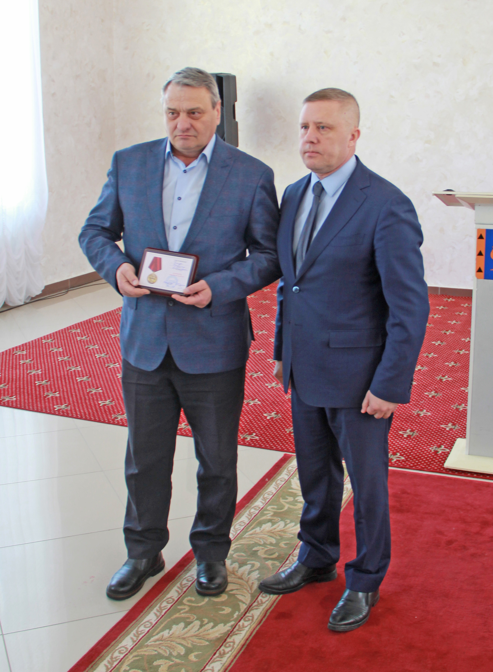 Владимир Коляда получил юбилейную медаль из рук главы городской администрации.