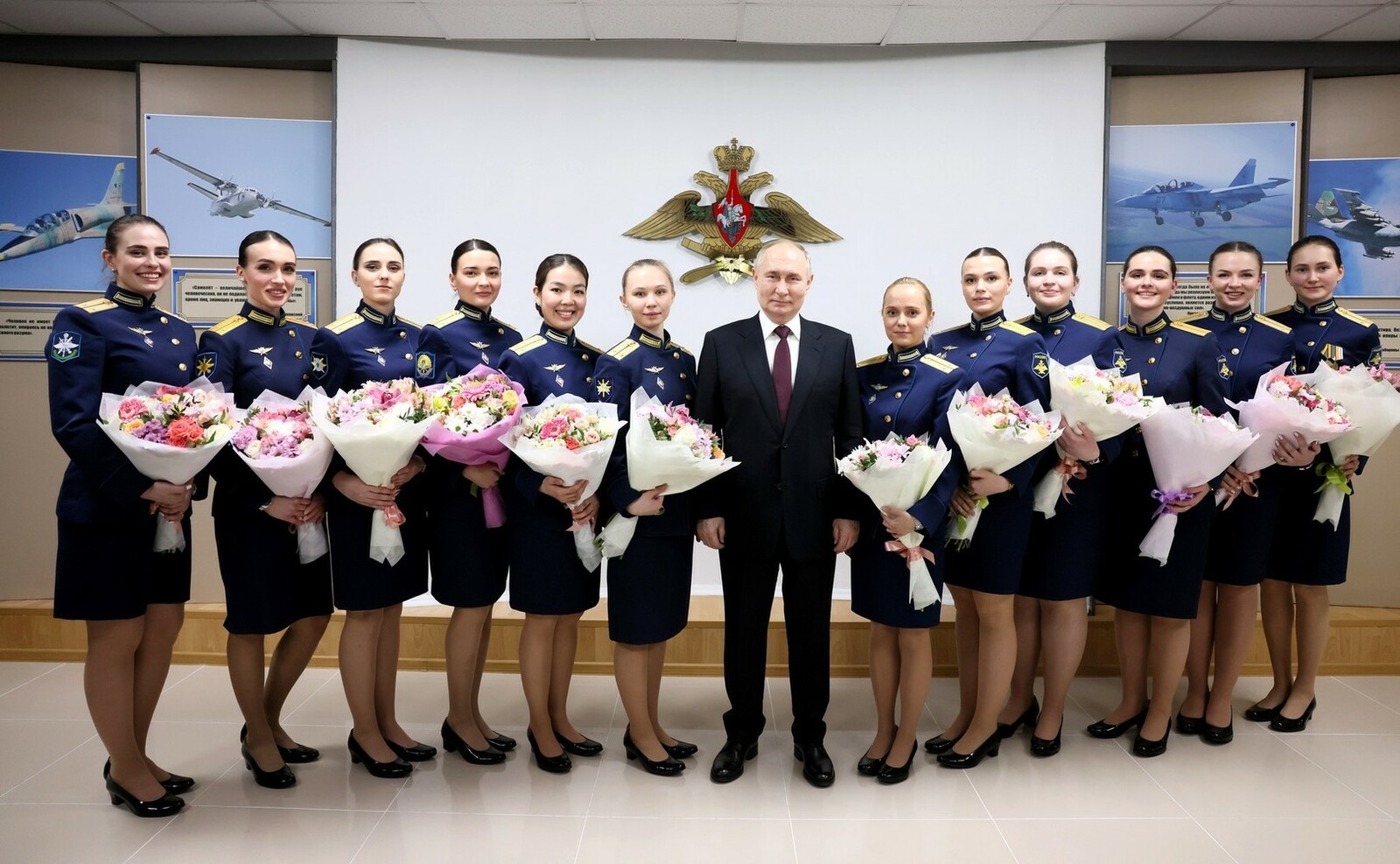 Путин подарил краснодарским летчицам цветы и поздравил их с 8 Марта