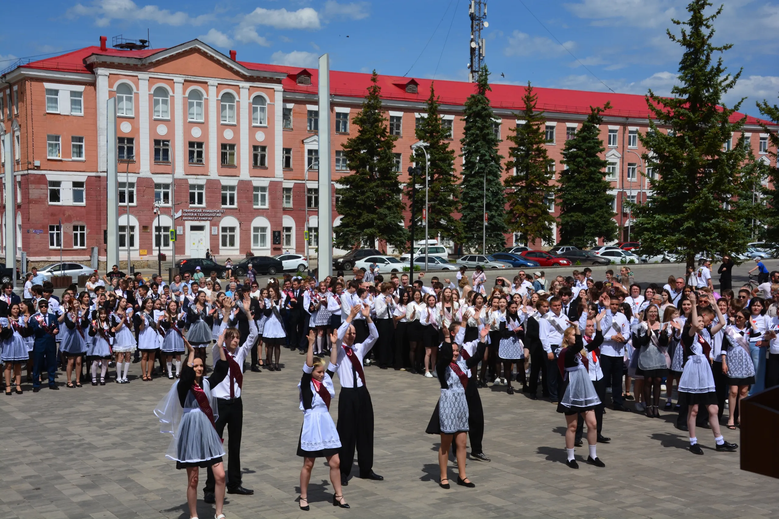 Трогательный прощальный вальс: как прошёл Последний звонок в Кумертау