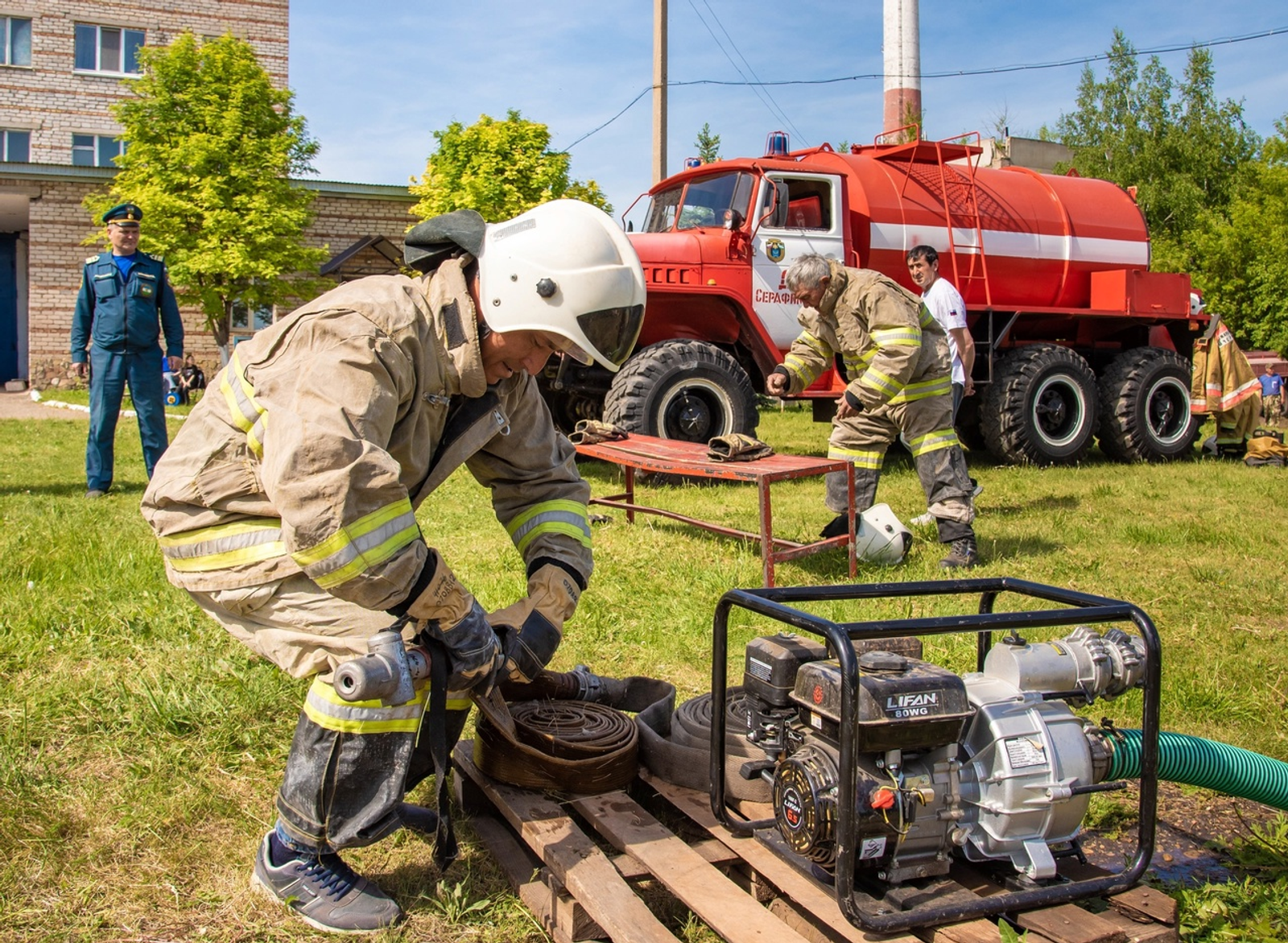 В столице Башкирии тушат пожар на исторической улице