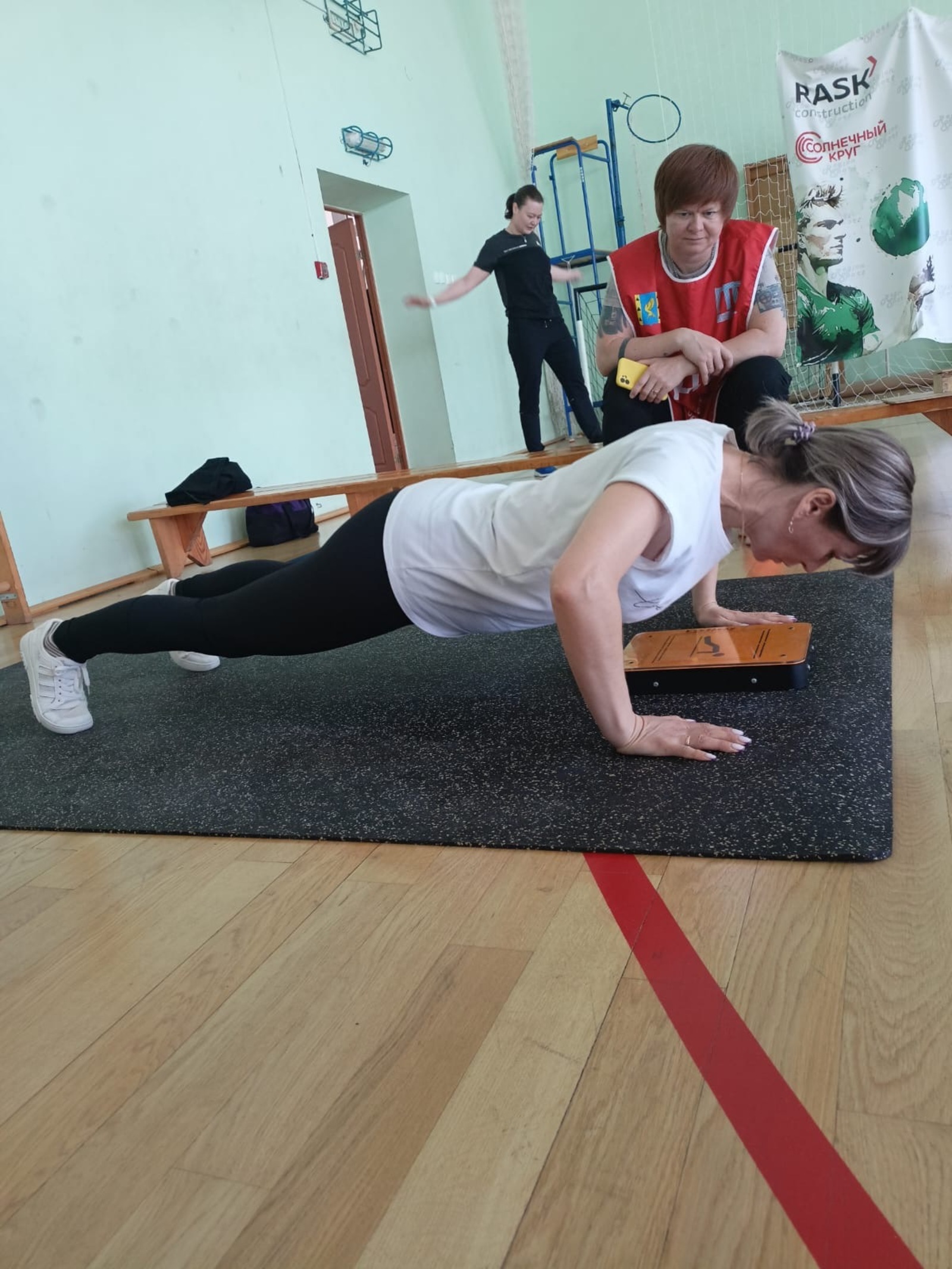 Воспитатель детского сада «Красная Шапочка» Фидалия Саяхова продемонстрировала прекрасную физическую форму.