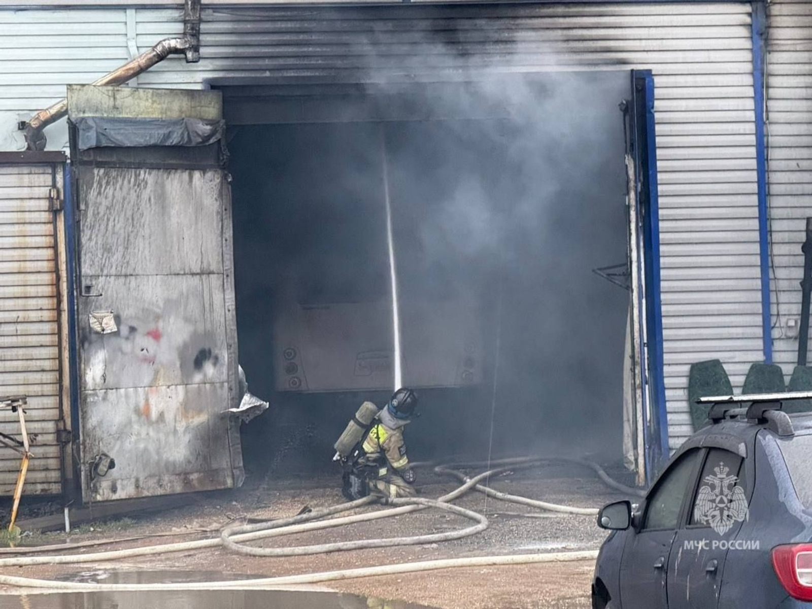 Пожар в Уфе в здании автосервиса потушен