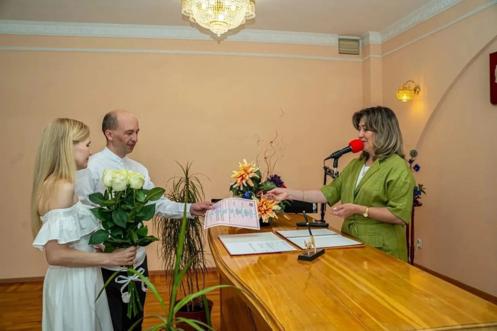 18 декабря празднуют День работников ЗАГС