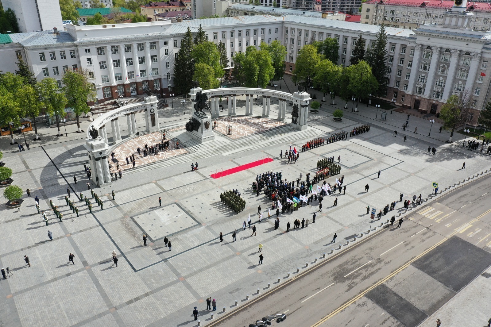 Глава Башкирии в День Победы возложил цветы к памятнику генералу Шаймуратову