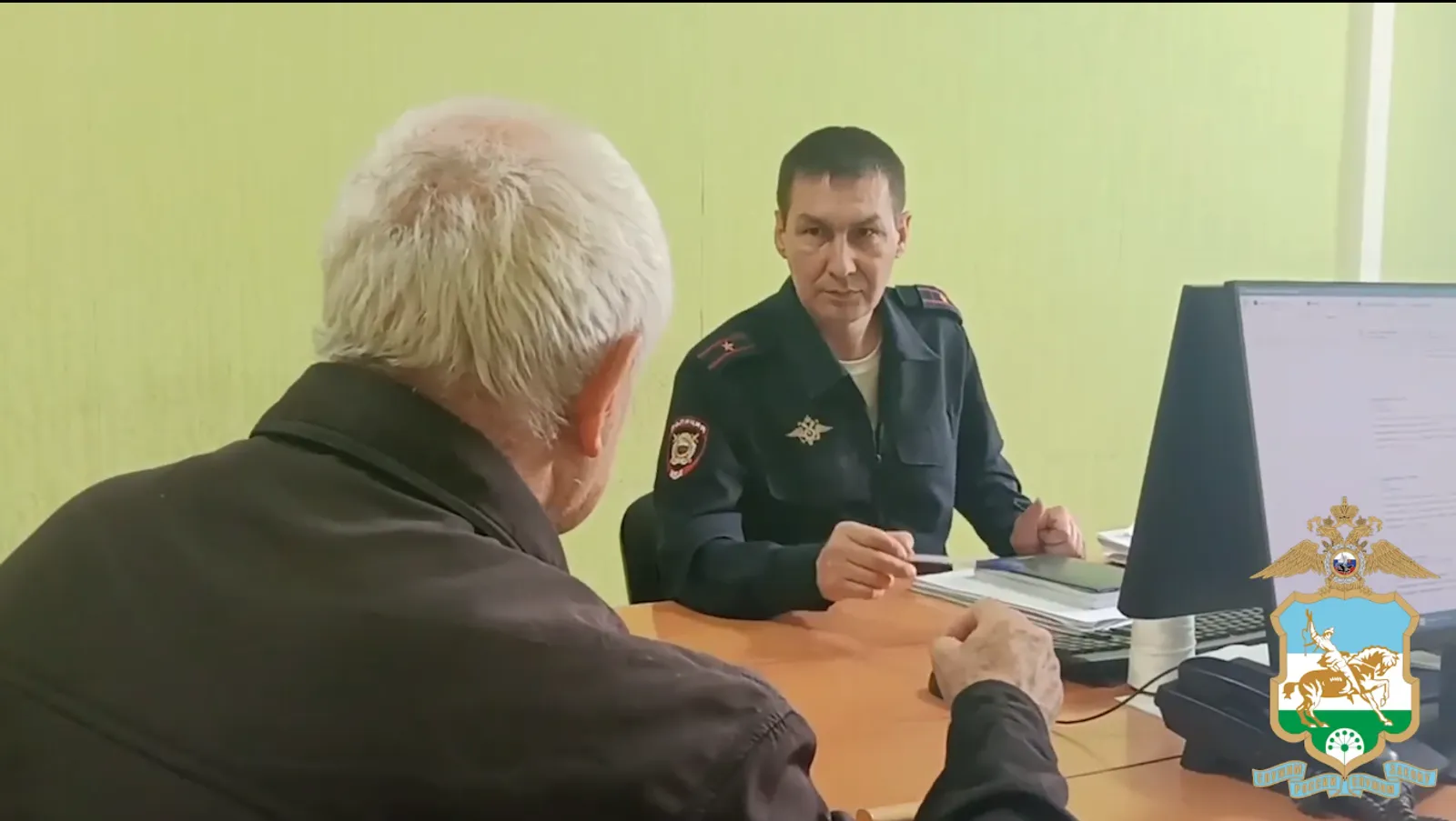 В Башкирии таксист спас пенсионера от мошенников и передал деньги в полицию