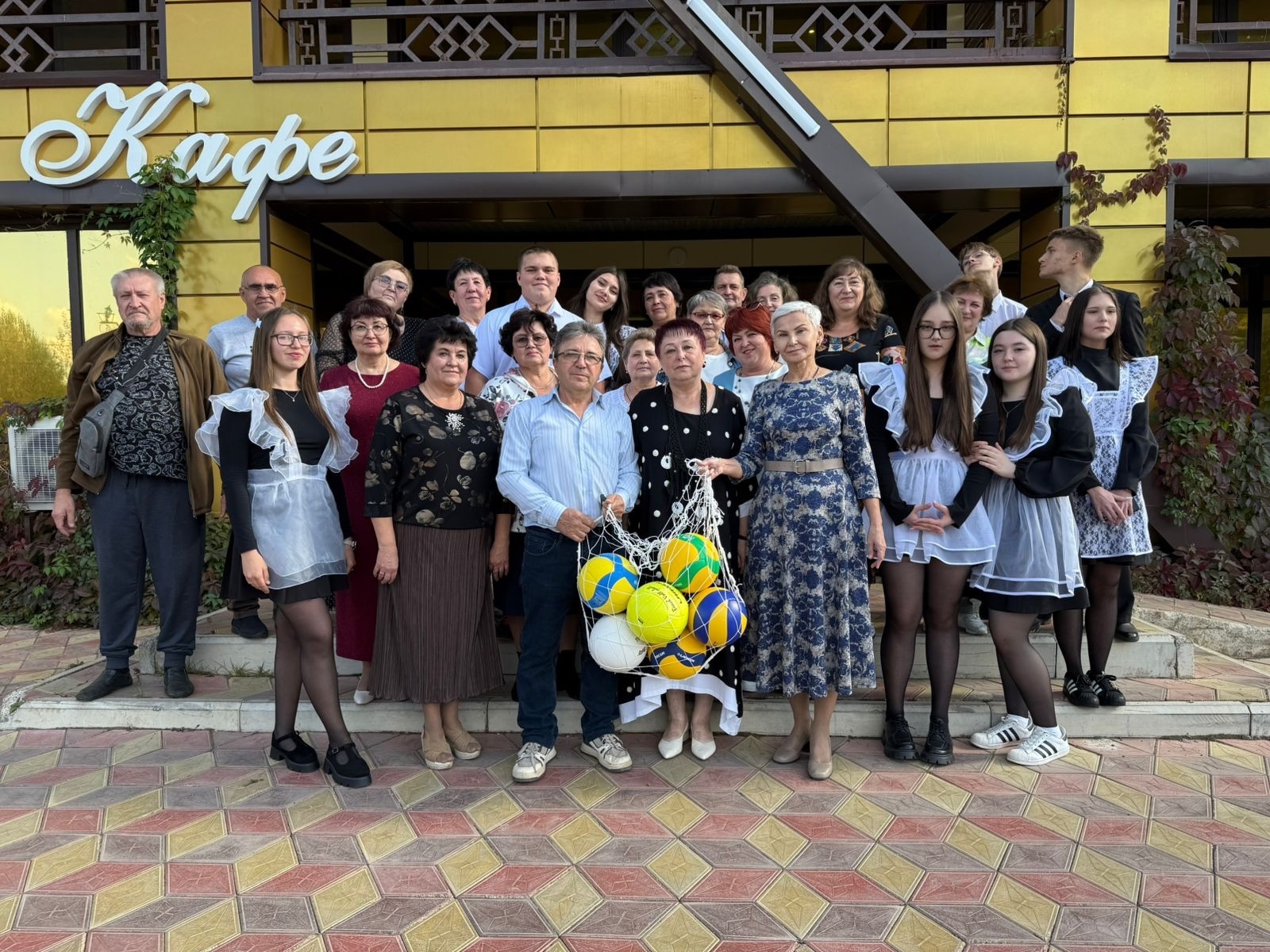 В Кумертау выпускники школы № 10 вновь встретились 44 года спустя