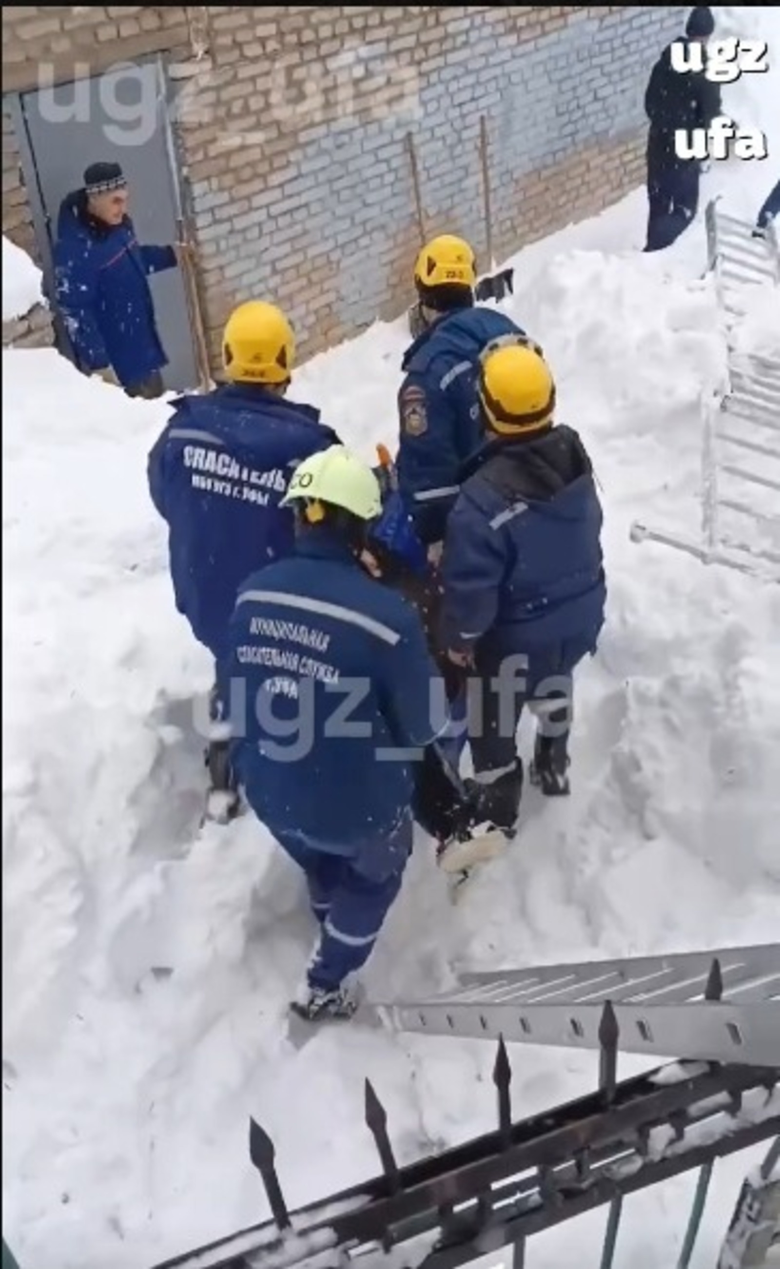 В Уфе девочка получила травмы после падения с гаража на забор с острыми штырями