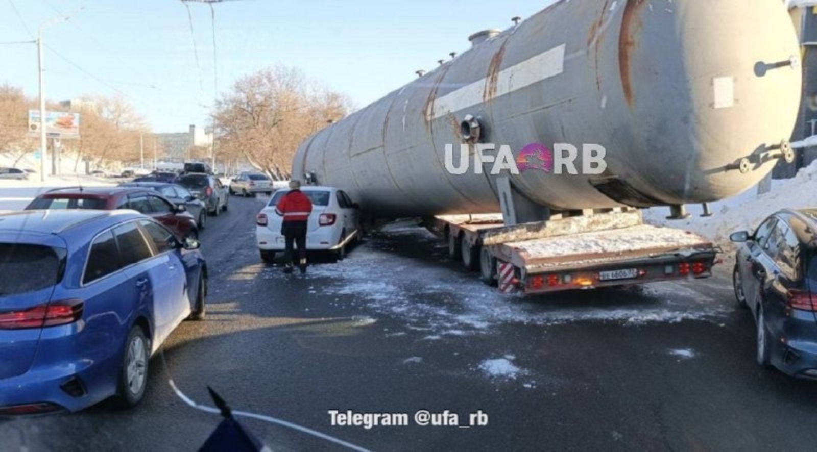 Многотонная цистерна сорвалась с трала в Уфе