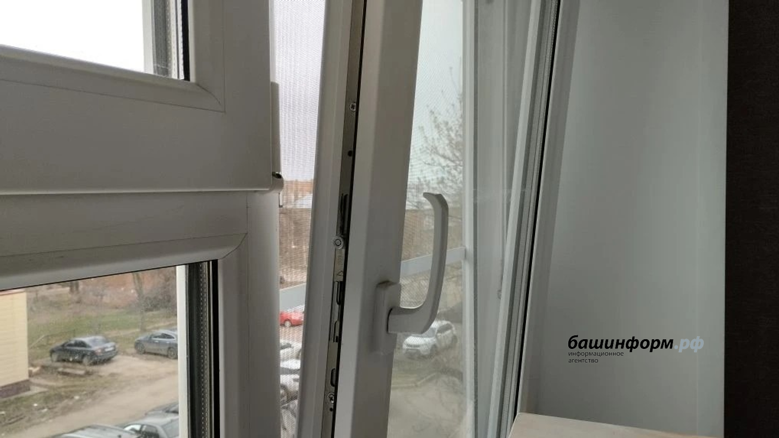 В Башкирии спасатели помогли застрявшим в окнах ребёнку и кошке