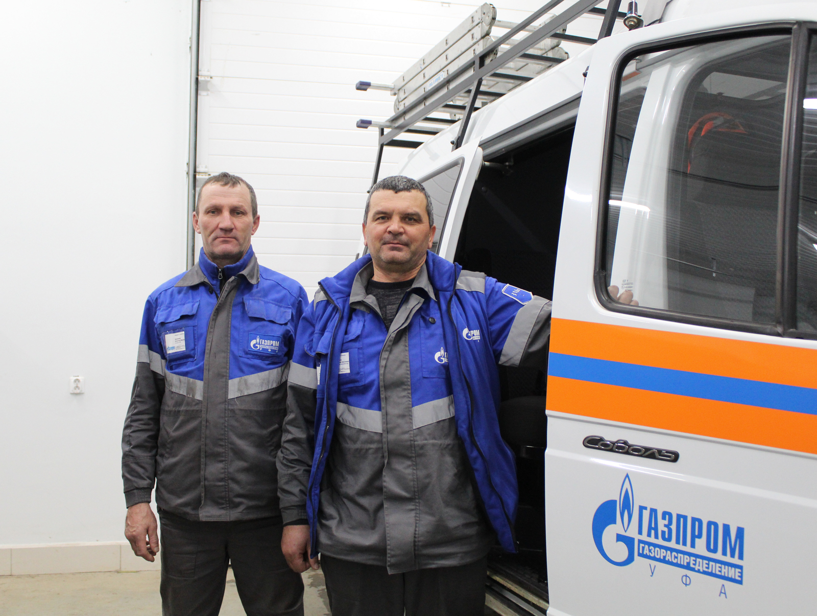 Дежурная смена аварийно-диспетчерской службы в составе водителя Алексея Копошко и слесаря Алексея Кузнецова собирается на выезд.
