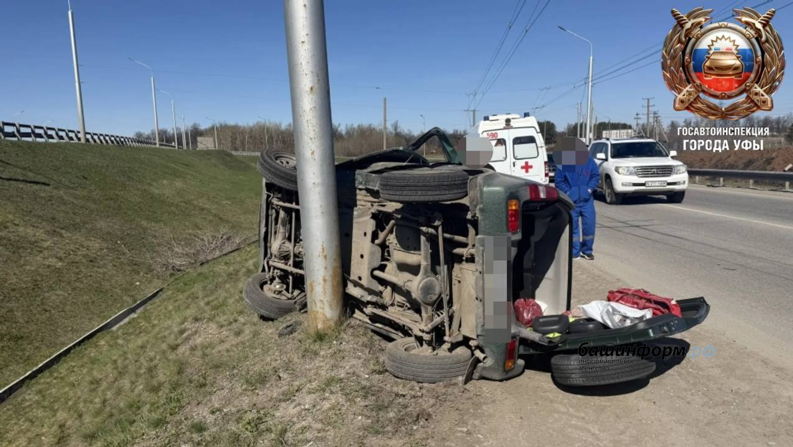 В Уфе из-за столкновения опрокинулся внедорожник