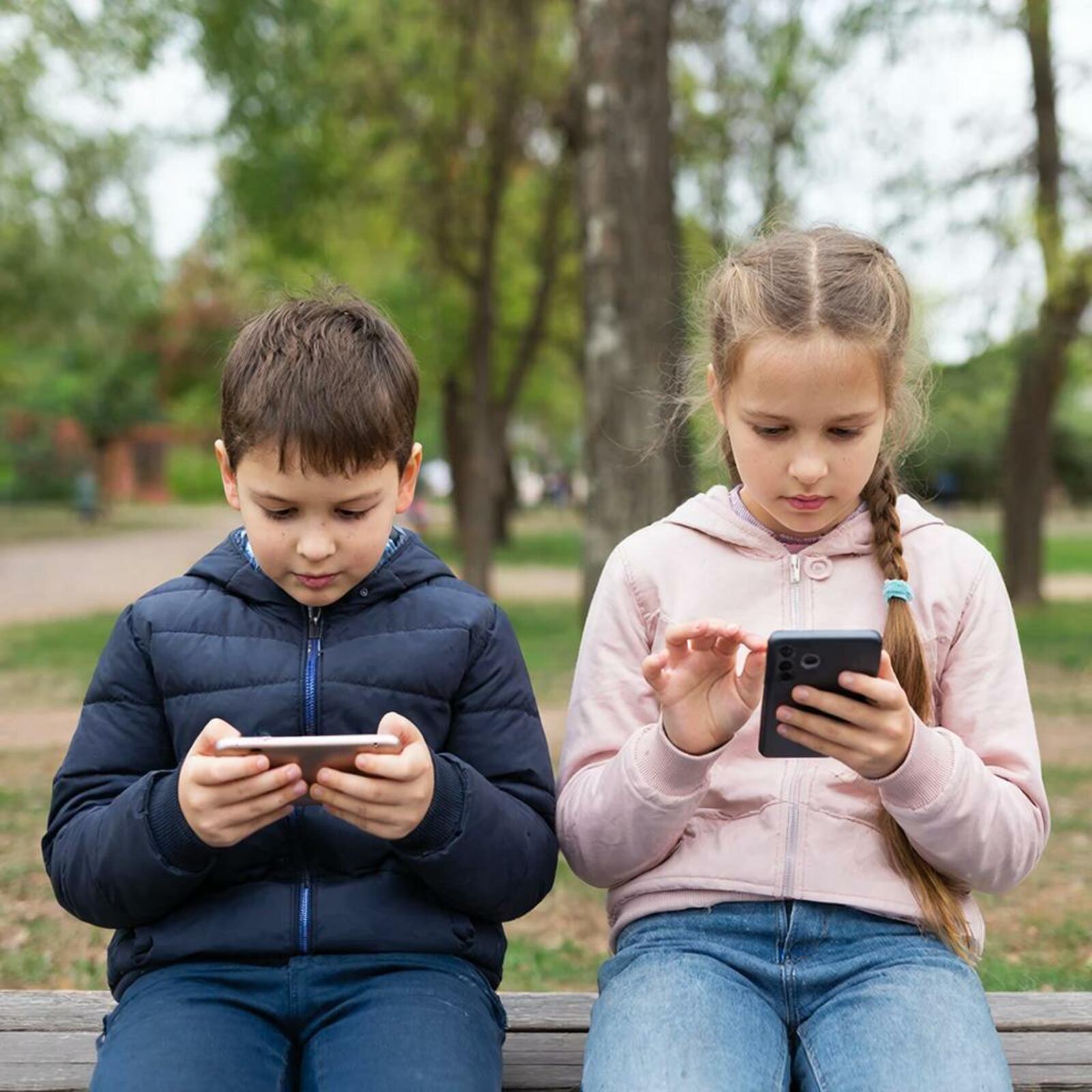 Французский парламент одобрил запрет соцсетей для детей