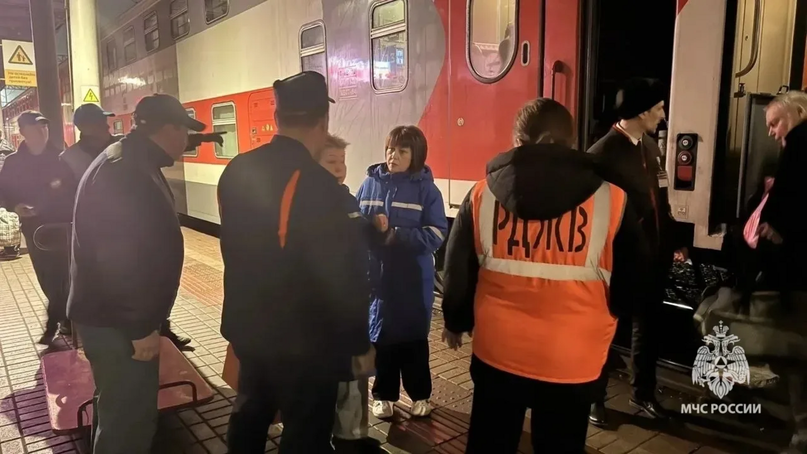 В Уфу прибыли пассажиры поезда, сошедшего с рельсов: их встретили спасатели