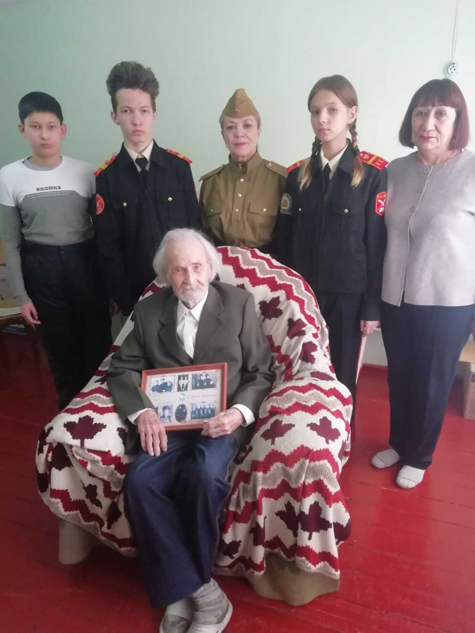 Кумертауские кадеты поздравили ветерана войны с Днём защитника Отечества
