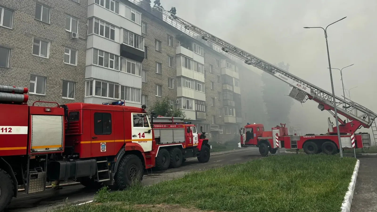 В Башкирии произошел пожар на крыше многоквартирного дома