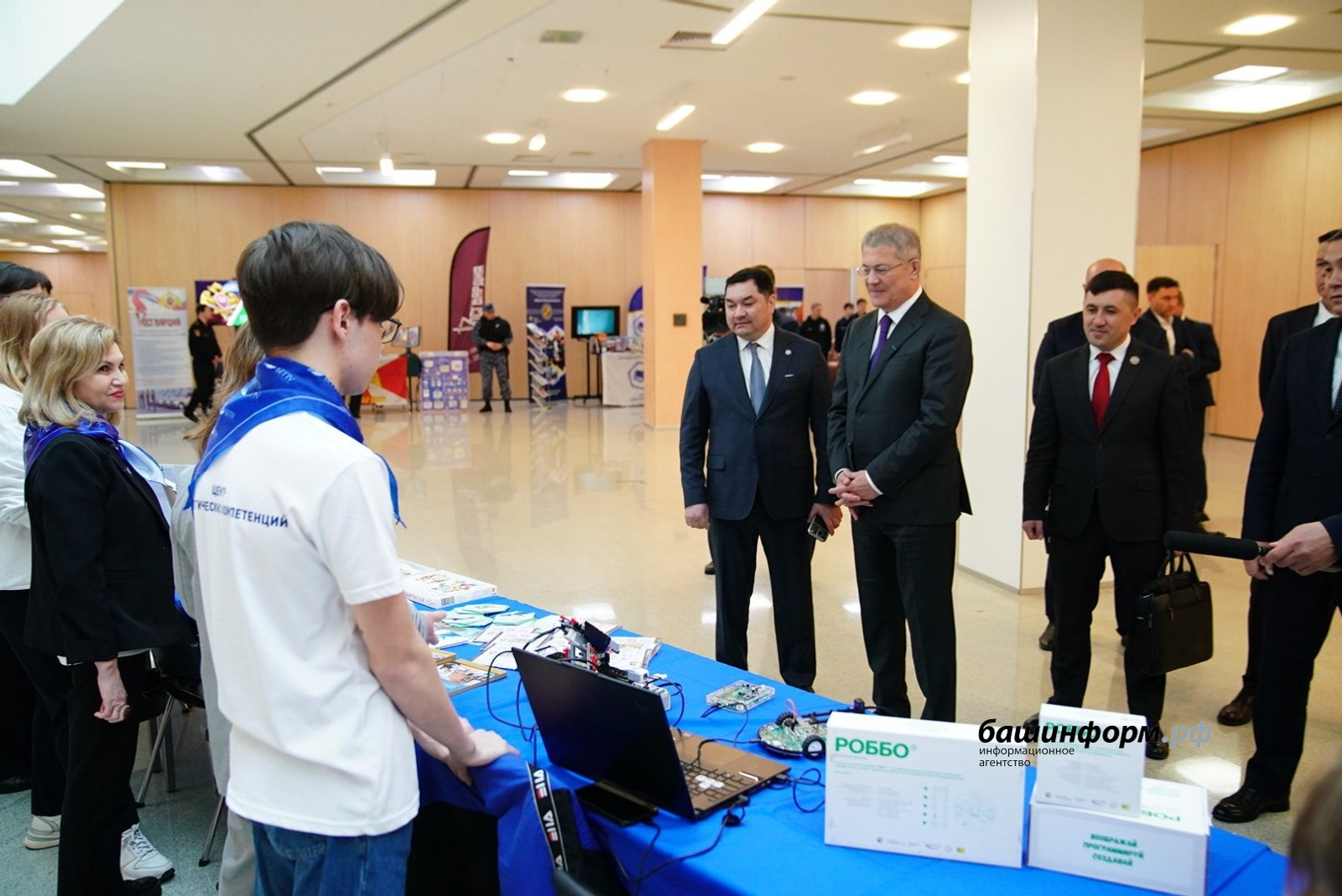 Глава Башкирии ознакомился с выставкой форума «Взлетай!»