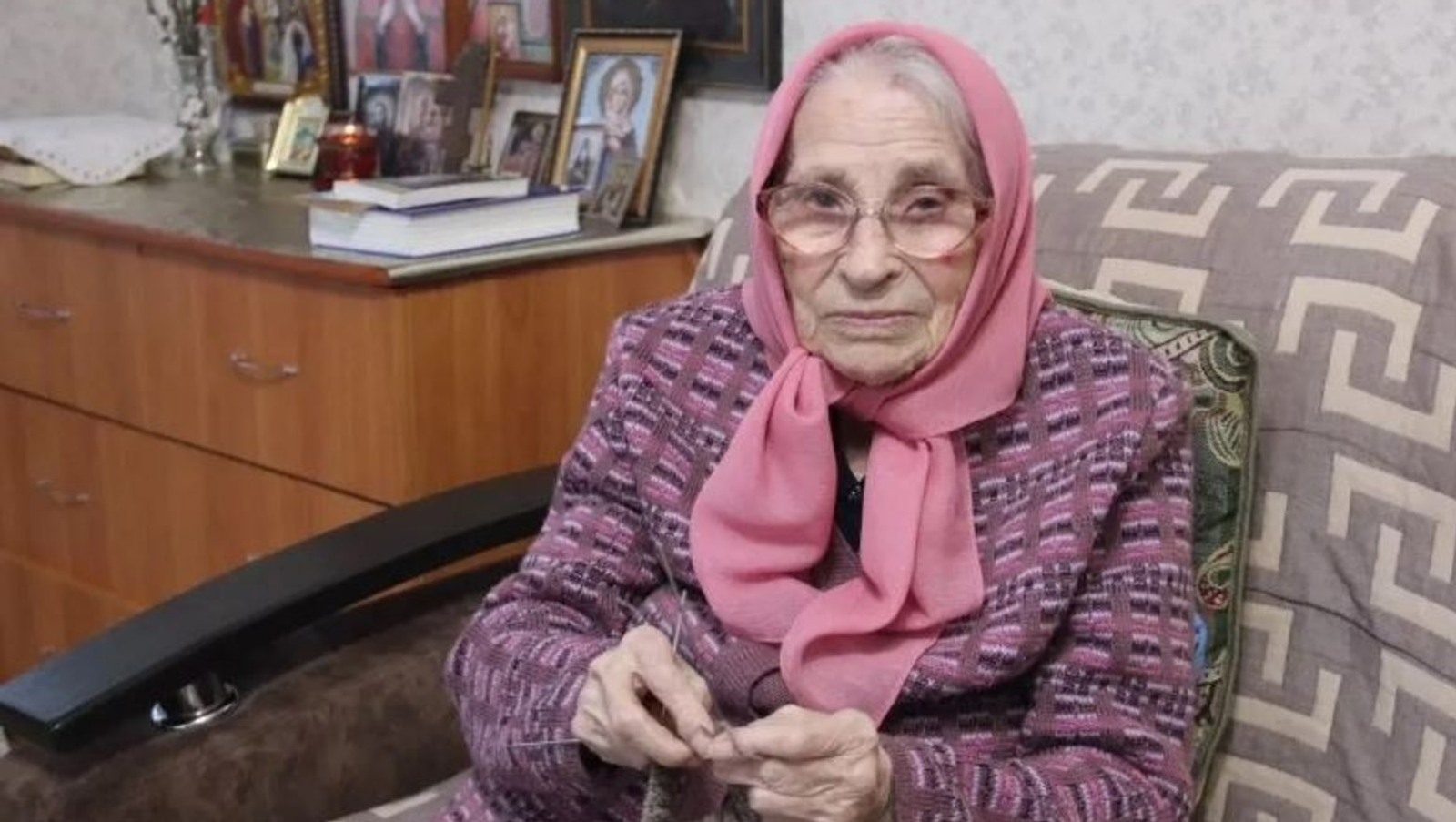 «Вяжу для наших»: 99-летняя волонтёр из Мелеуза помогает бойцам СВО