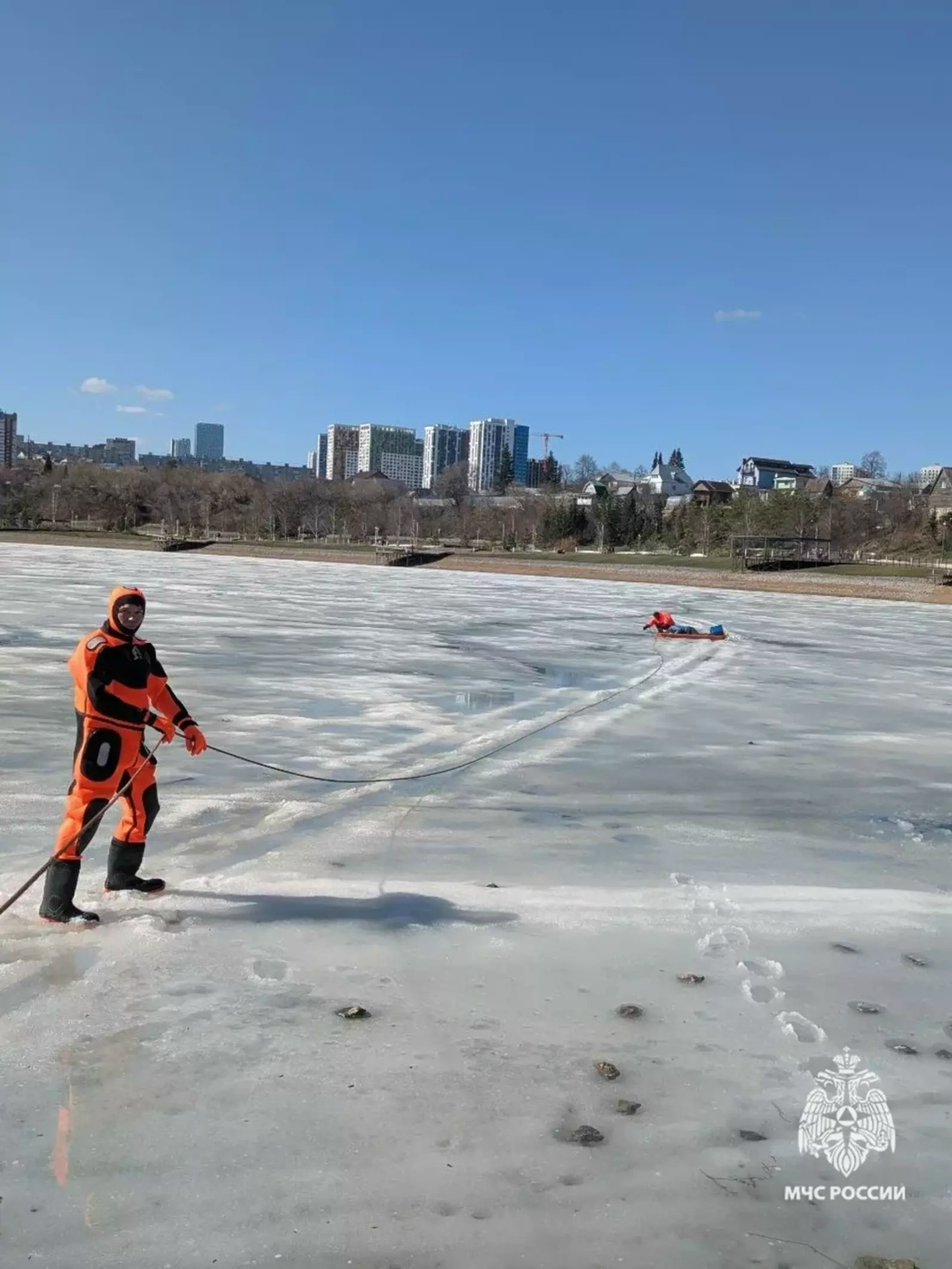 Ловушка на льду: как в Уфе спасали рыбака и чуть не потеряли спасателя