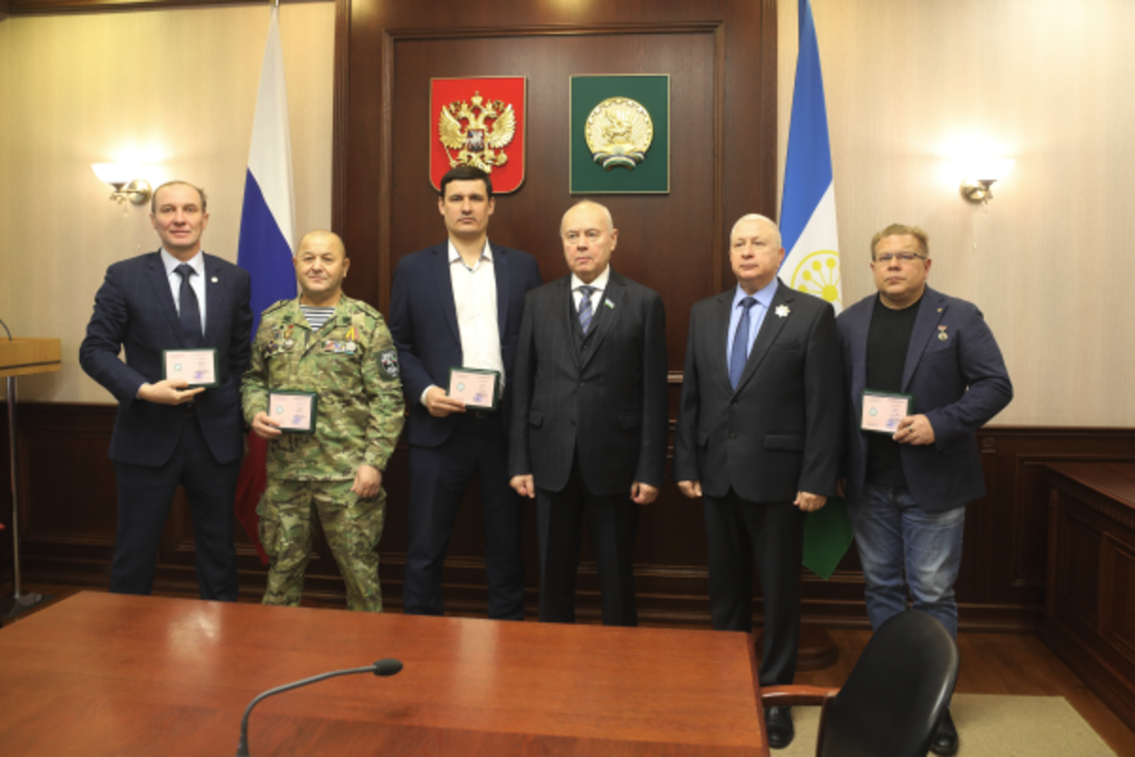 Константин Толкачев вручил волонтерам награды парламента