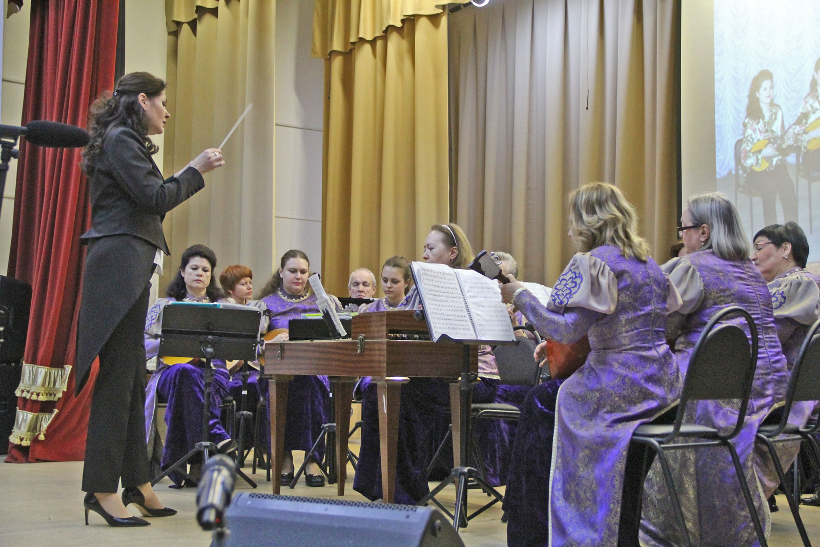 Своё выступление народный оркестр русских народных инструментов посвятил недавно ушедшему  из жизни народному артисту РБ Владимиру Ивановичу Турченко, много лет руководившему коллективом.