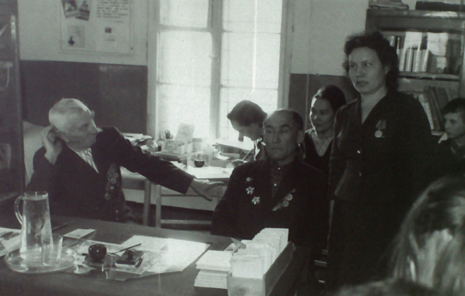 Эту фотографию прислала библиограф Централизованной библиотечной системы  Т. В. Лымарь. На снимке – встреча с участниками Великой Отечественной войны, которая проходила в детской библиотеке. Примерно 1960-е годы.