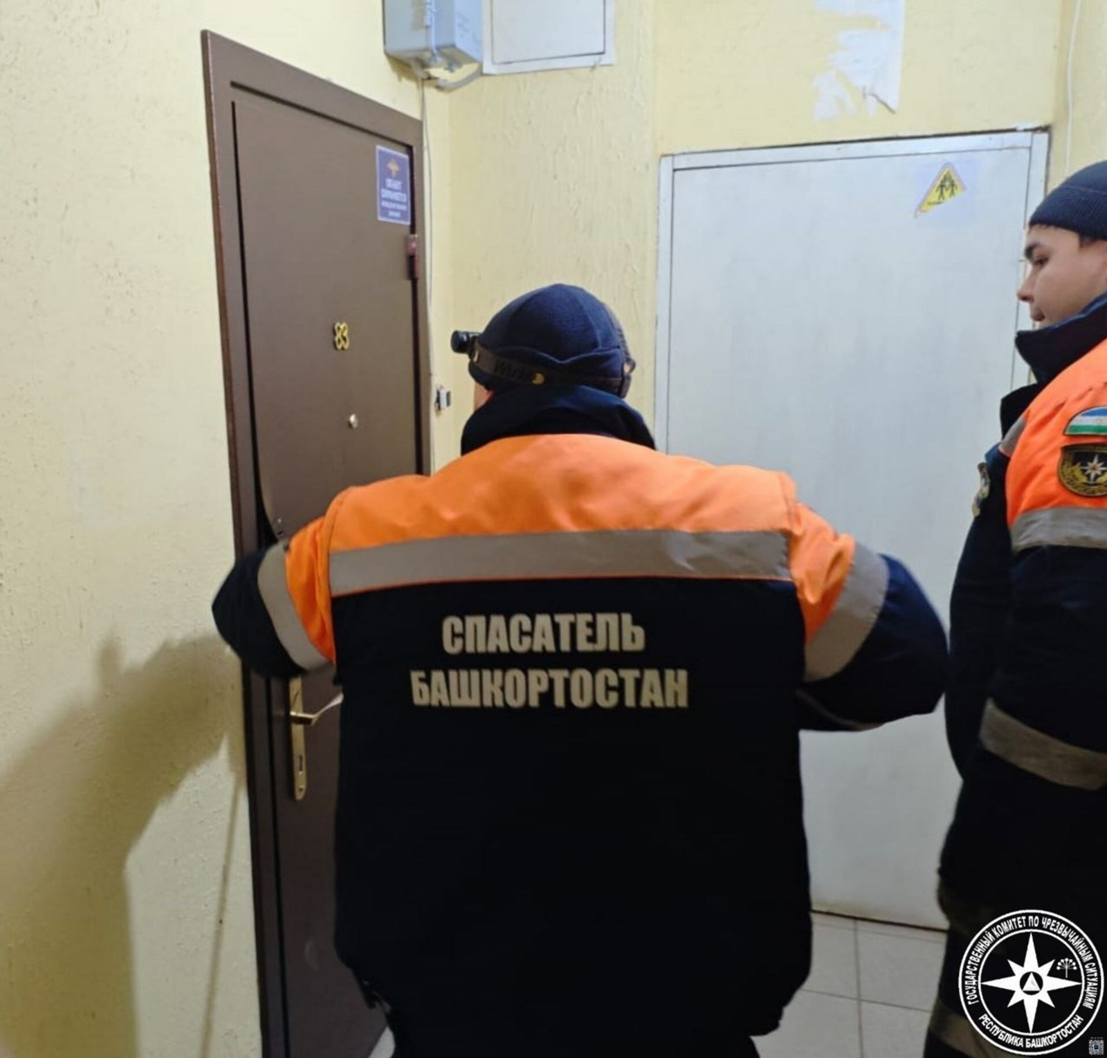 В Уфе спасатели выпустили с балкона замёрзшую женщину