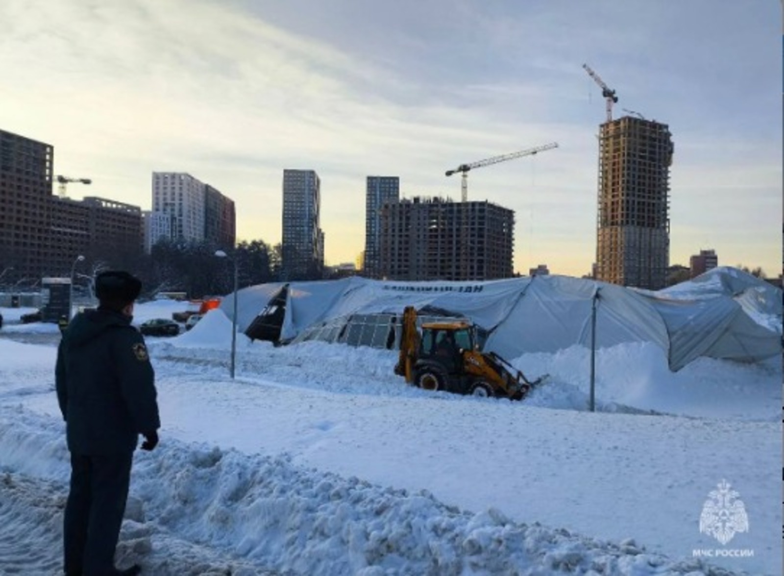 В Уфе обрушился склад из-за снежной нагрузки