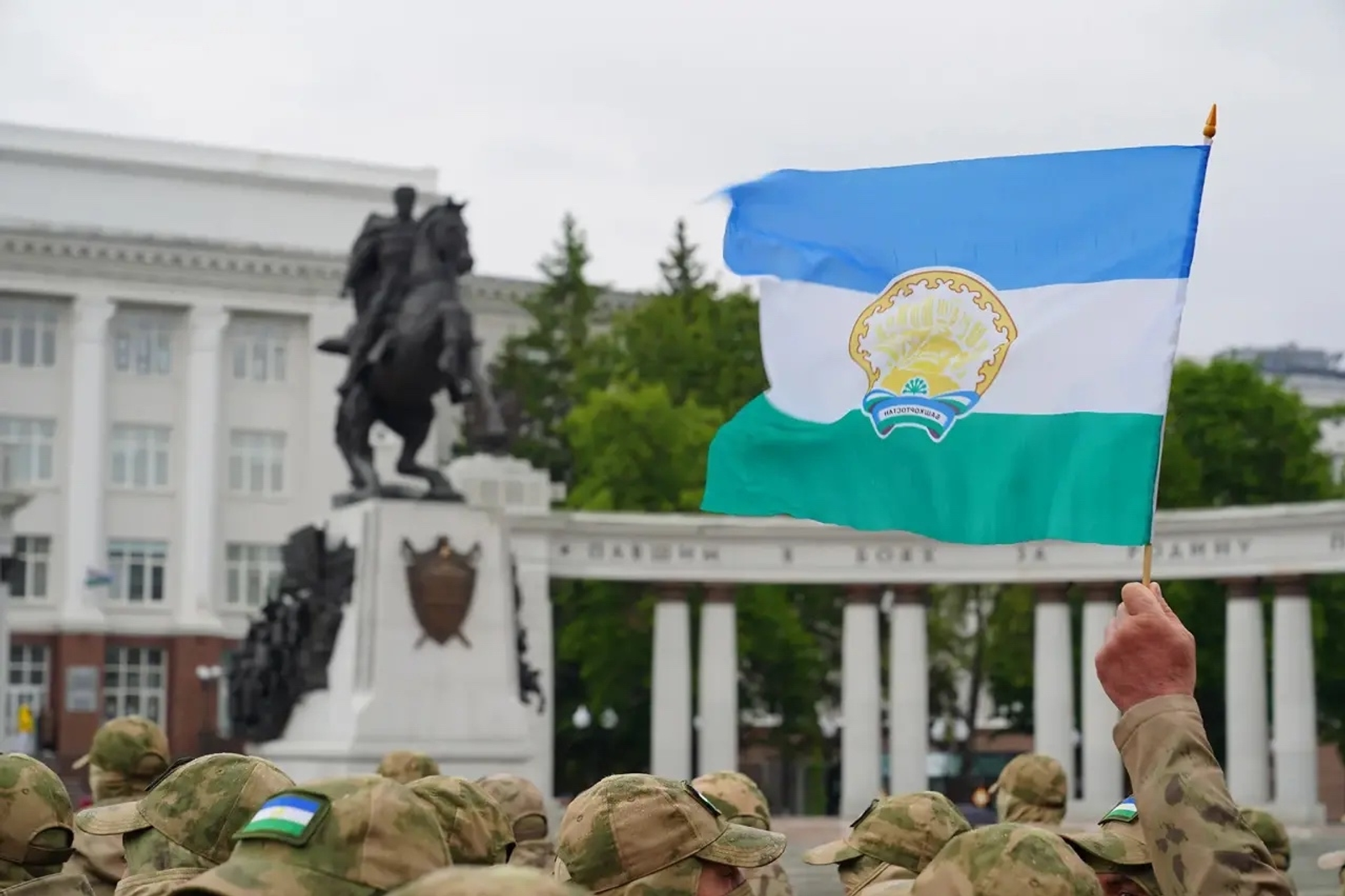 Радий Хабиров поздравил с Днём государственного флага Башкортостана