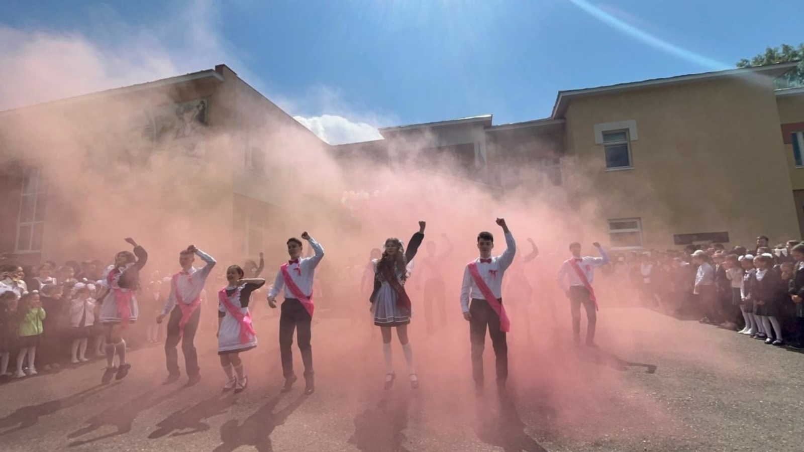 Когда директор круче всех: Башкирская школа зажгла на “Последнем звонке”