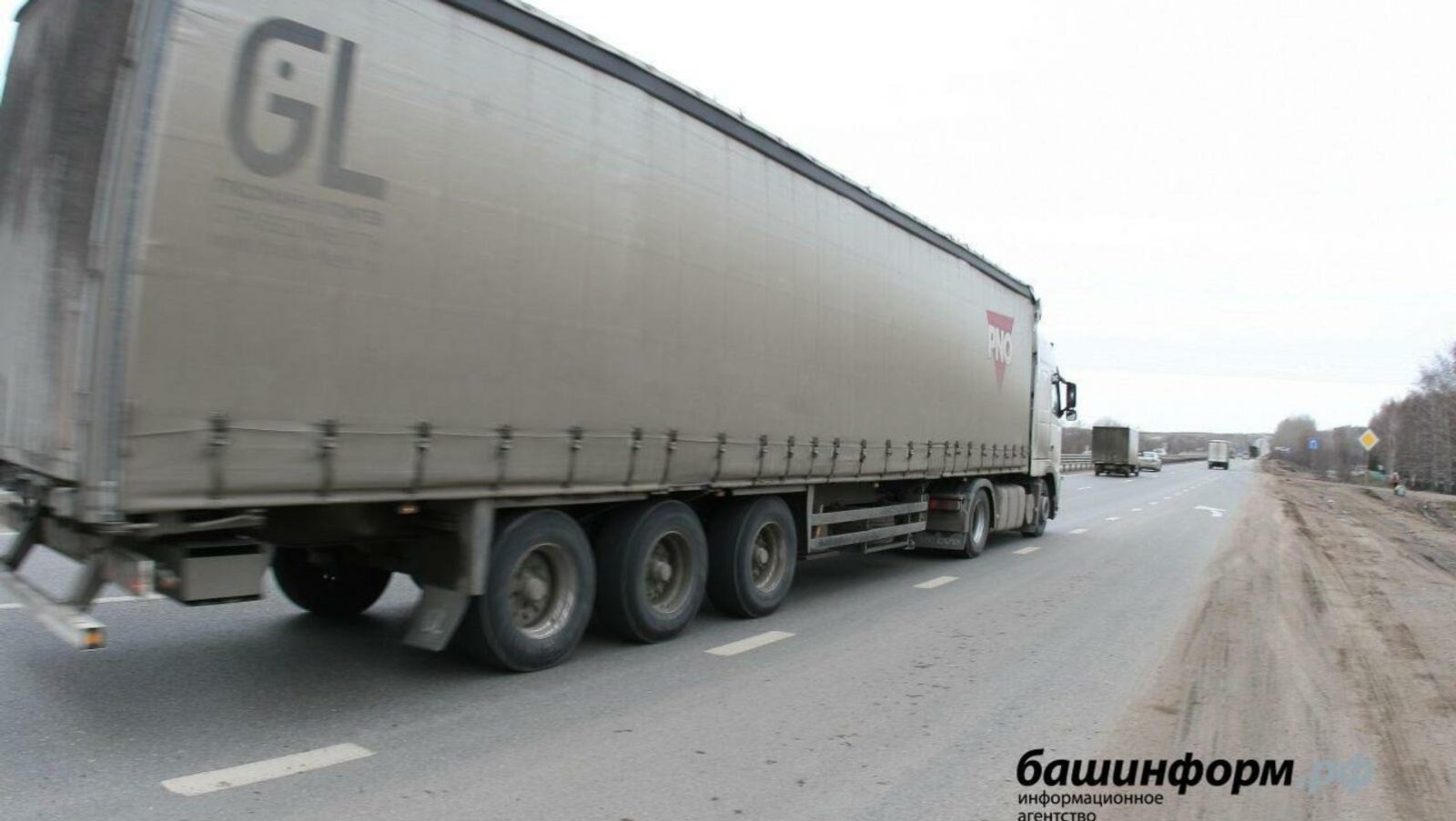 На трассе Уфа – Оренбург проводят проверку грузового транспорта