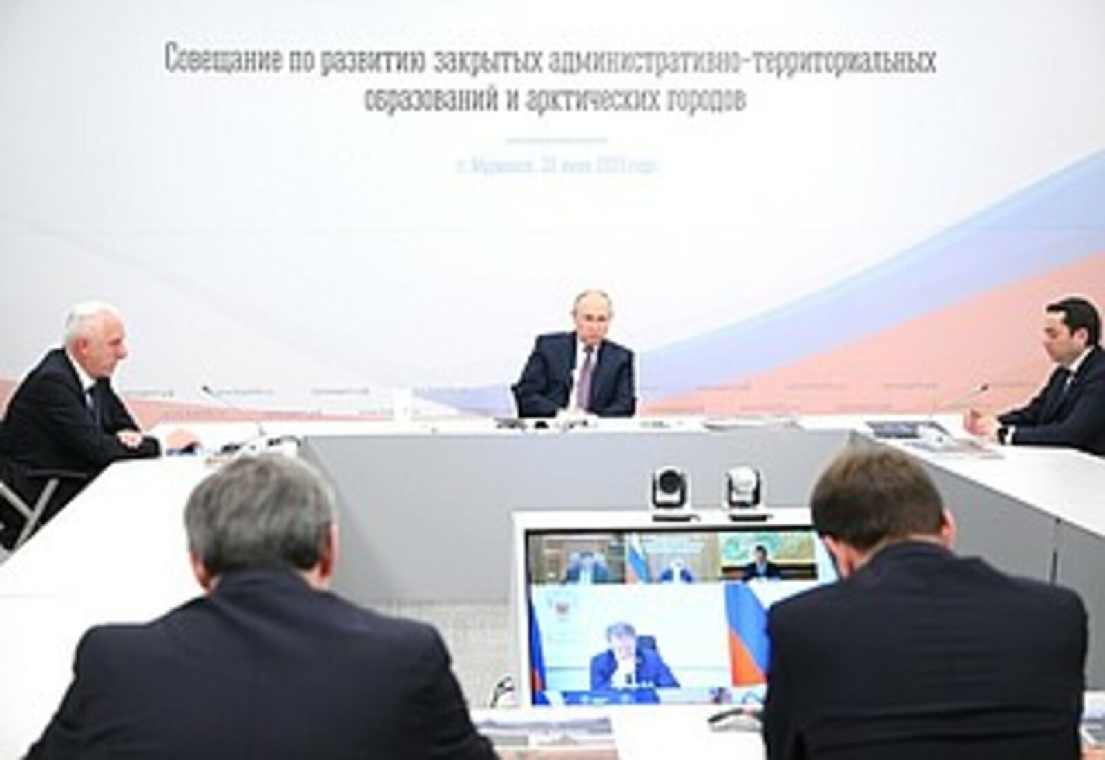 Путин призвал создать «человеческие условия» для людей в Арктике