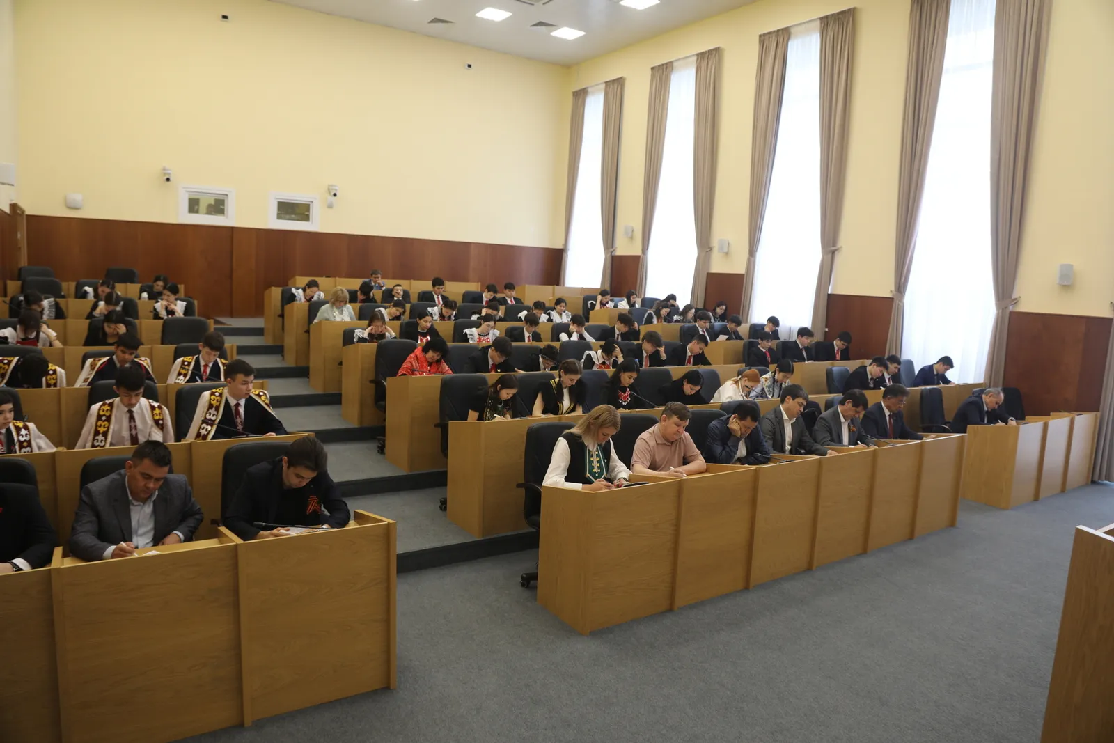 Депутаты Госсобрания приняли участие в диктанте по башкирскому языку