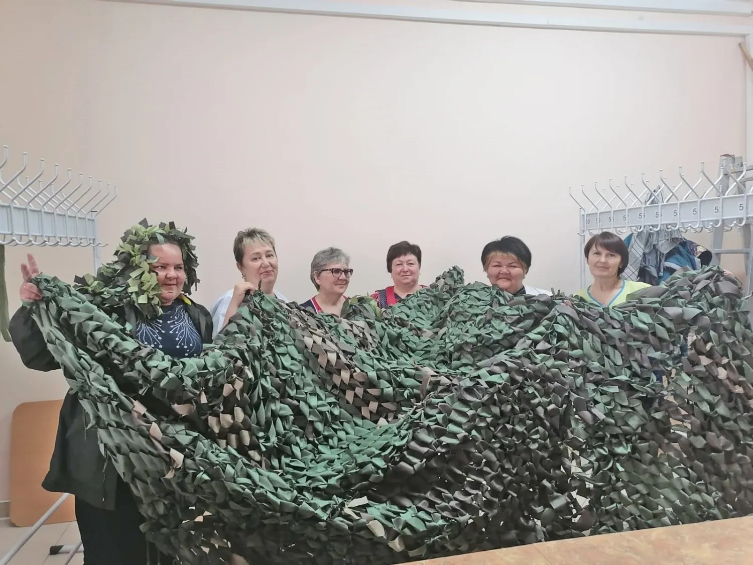 Как только на работе выдается свободная минута, сотрудники плетут маскировочные сети для бойцов СВО.