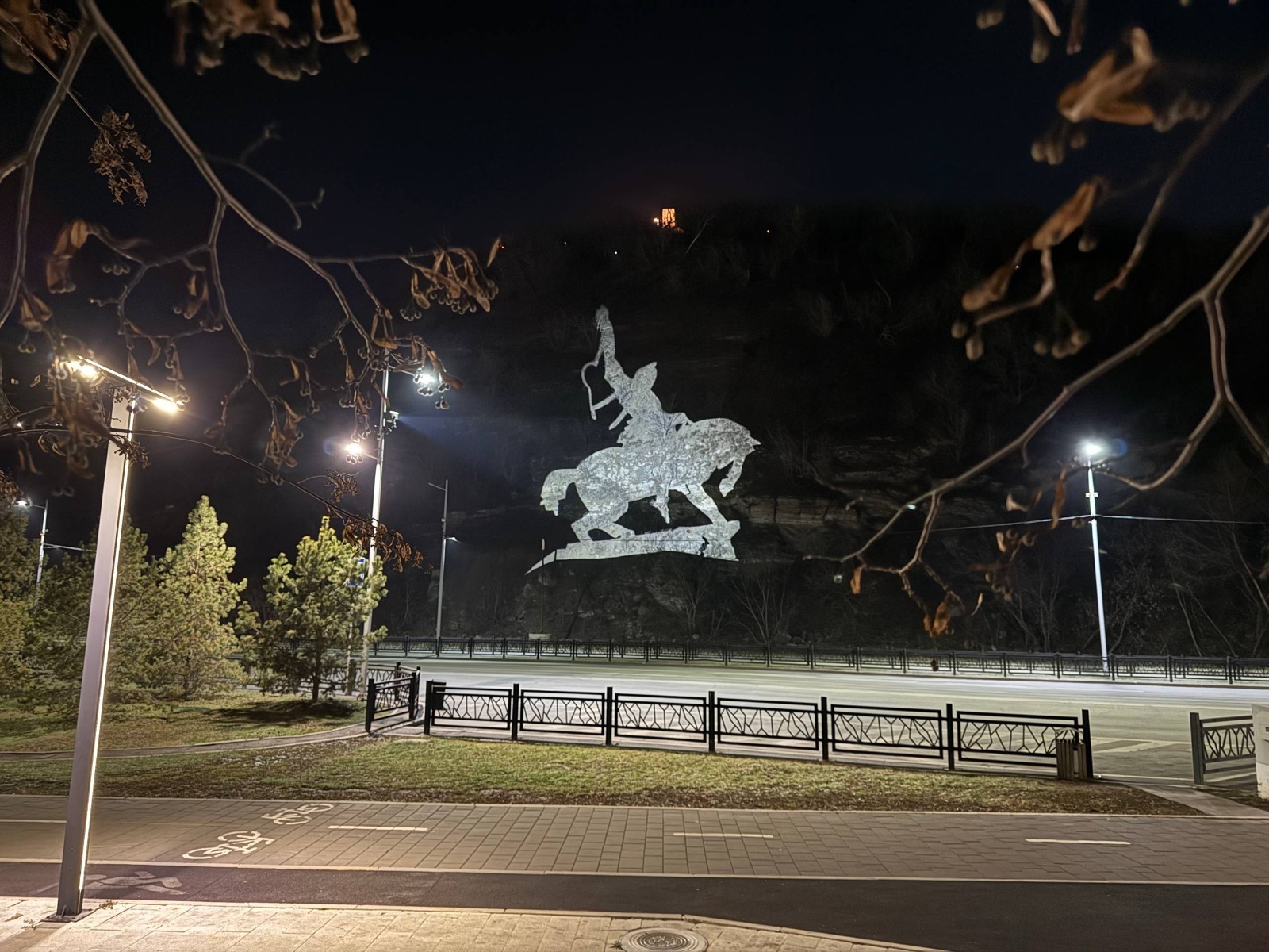 Салават Юлаев на месте: в Уфе включили световую проекцию памятника