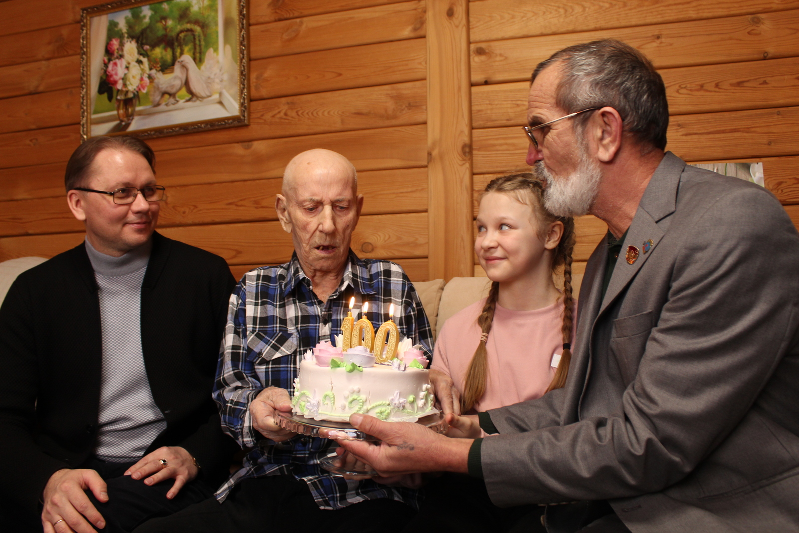 Именинный торт и поздравления ветерану от главы администрации Олега Фролова, председателя совета ветеранов Муаеда Мамбетова и правнучки Миланы.