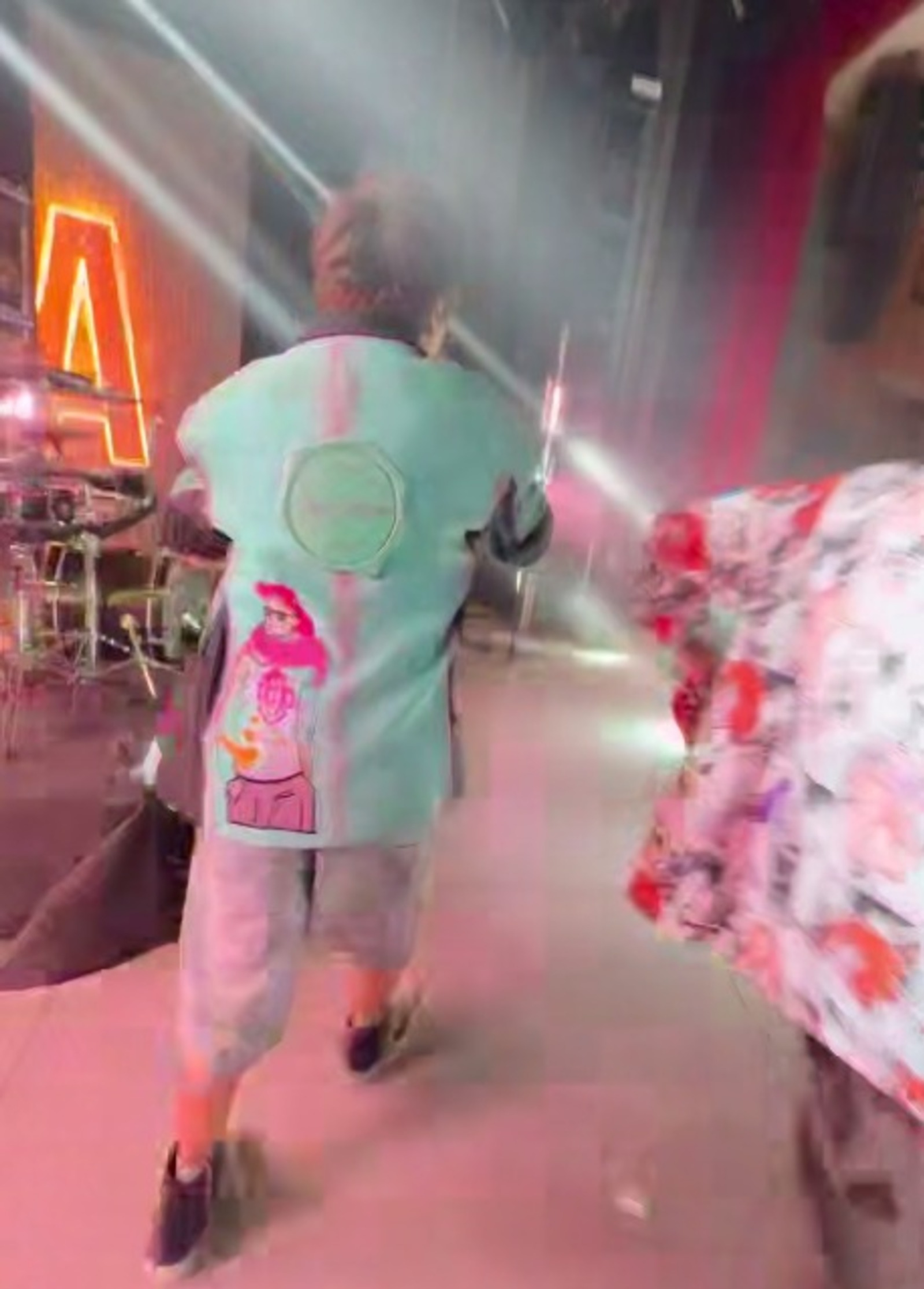 Элвин Грей удивил публику необычным сценическим образом